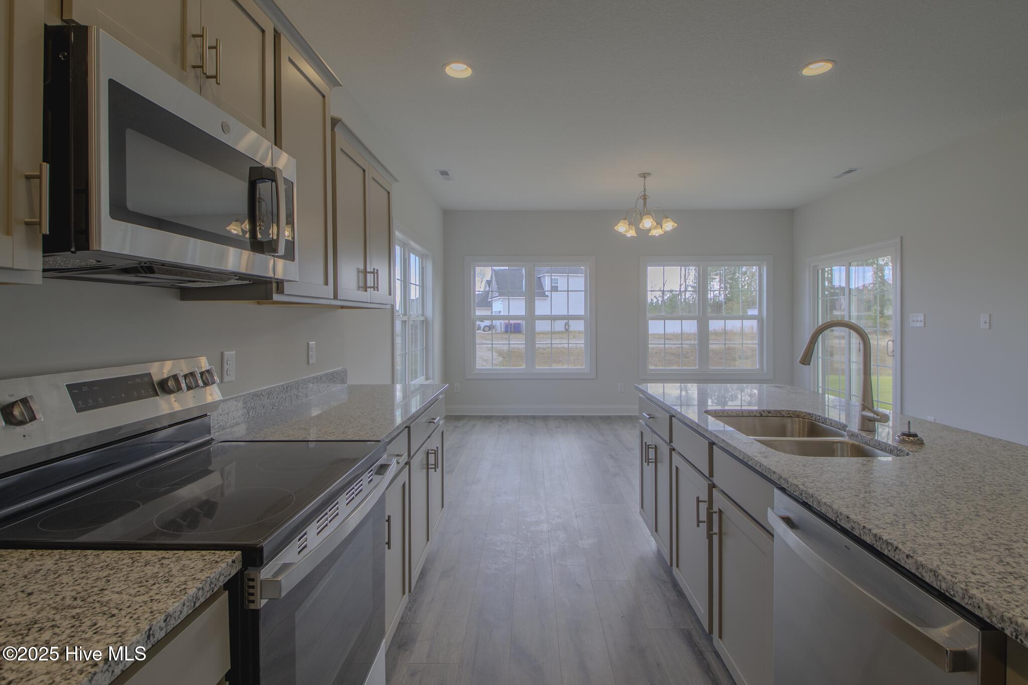 100518948 | Photo 13