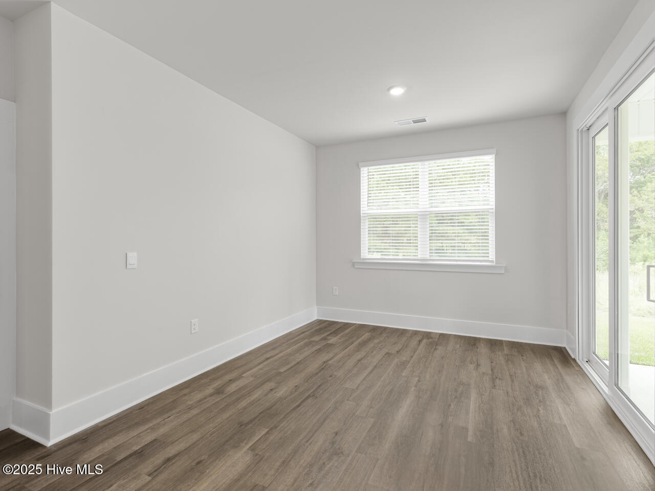 100569228 | Photo 13