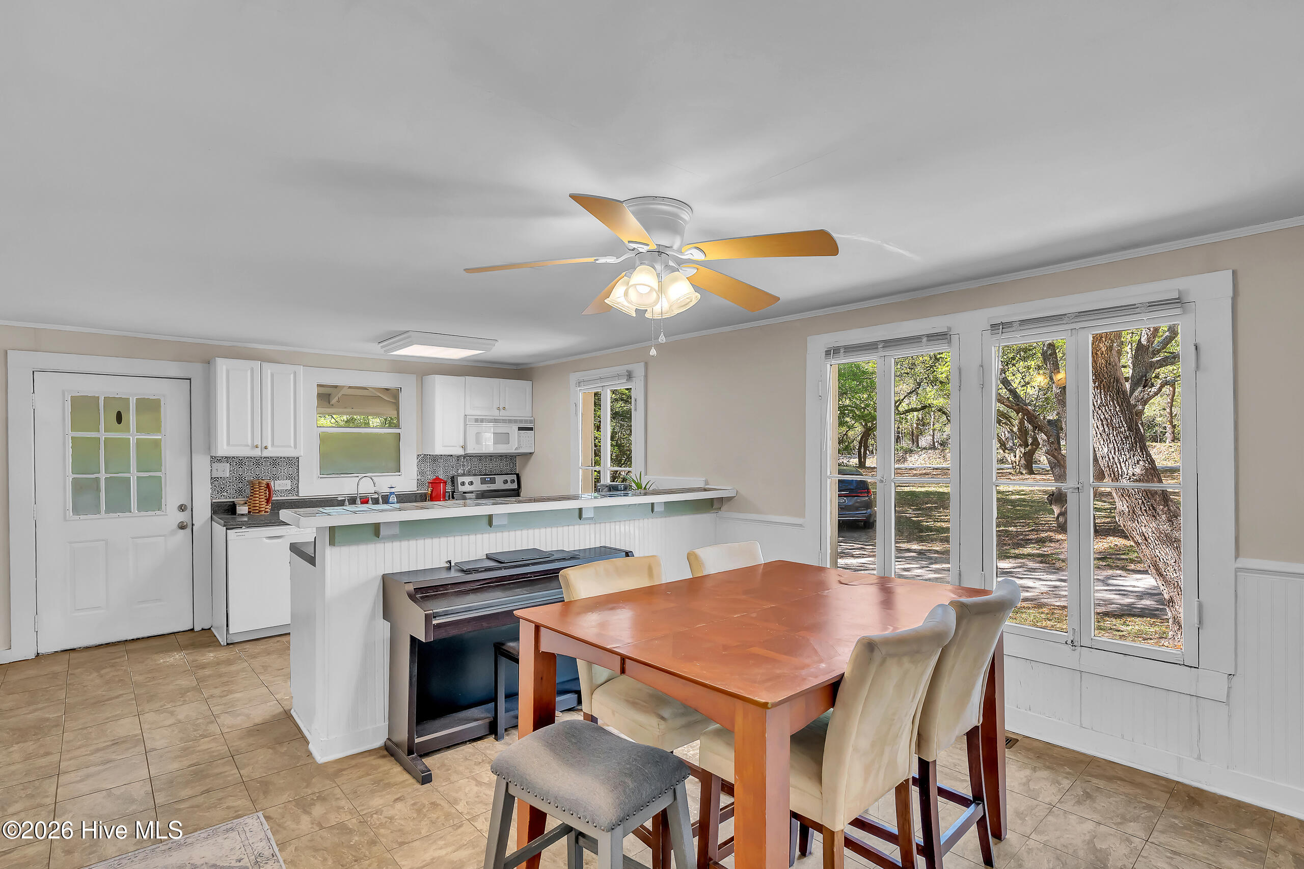 100567144 | Photo 14