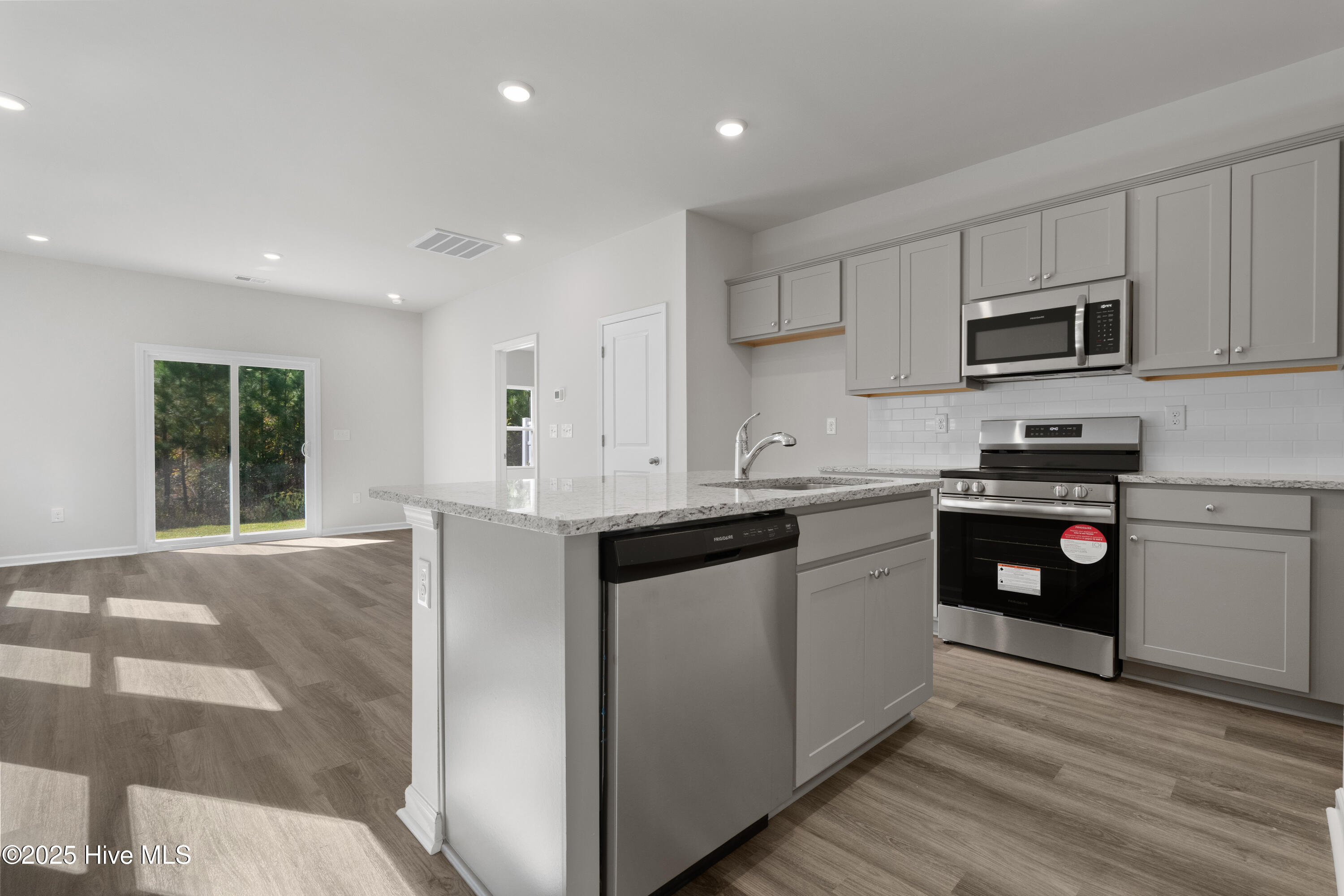 100536968 | Photo 16