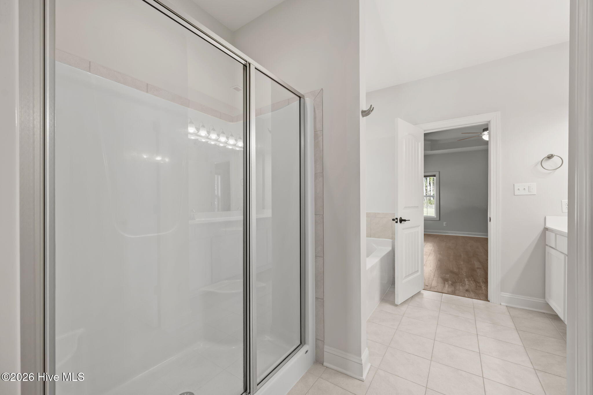 100561720 | Photo 26