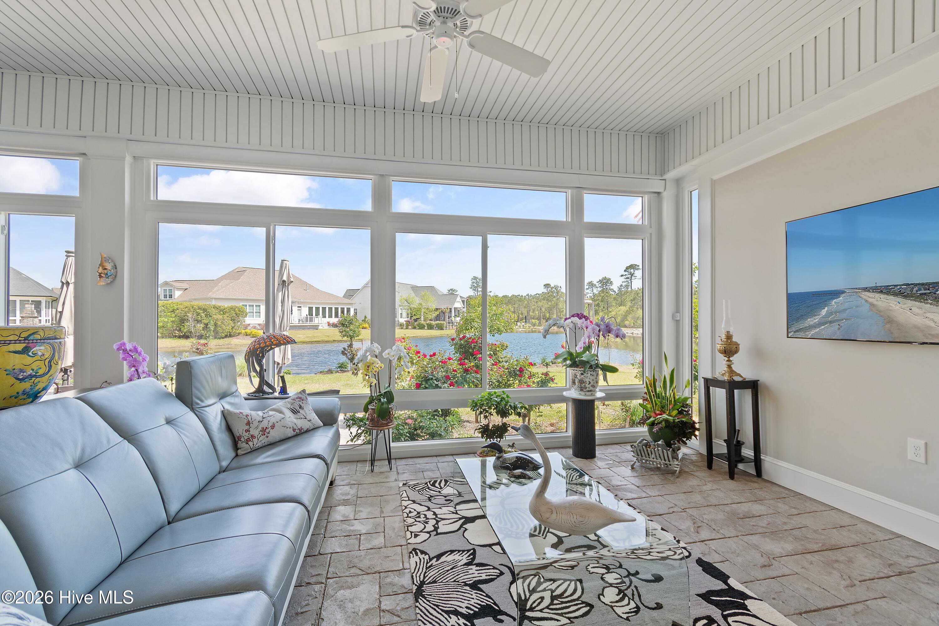 100560288 | Photo 22