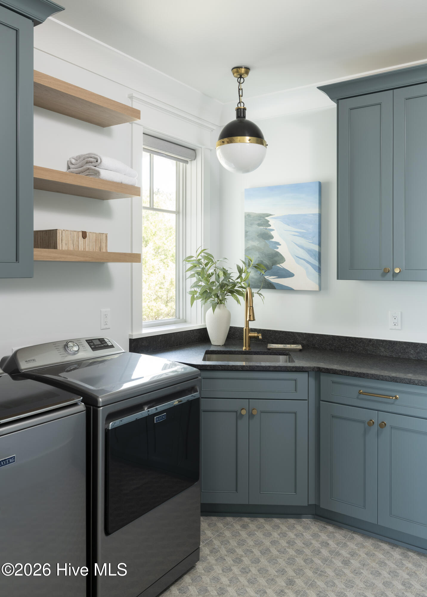 100569969 | Photo 35