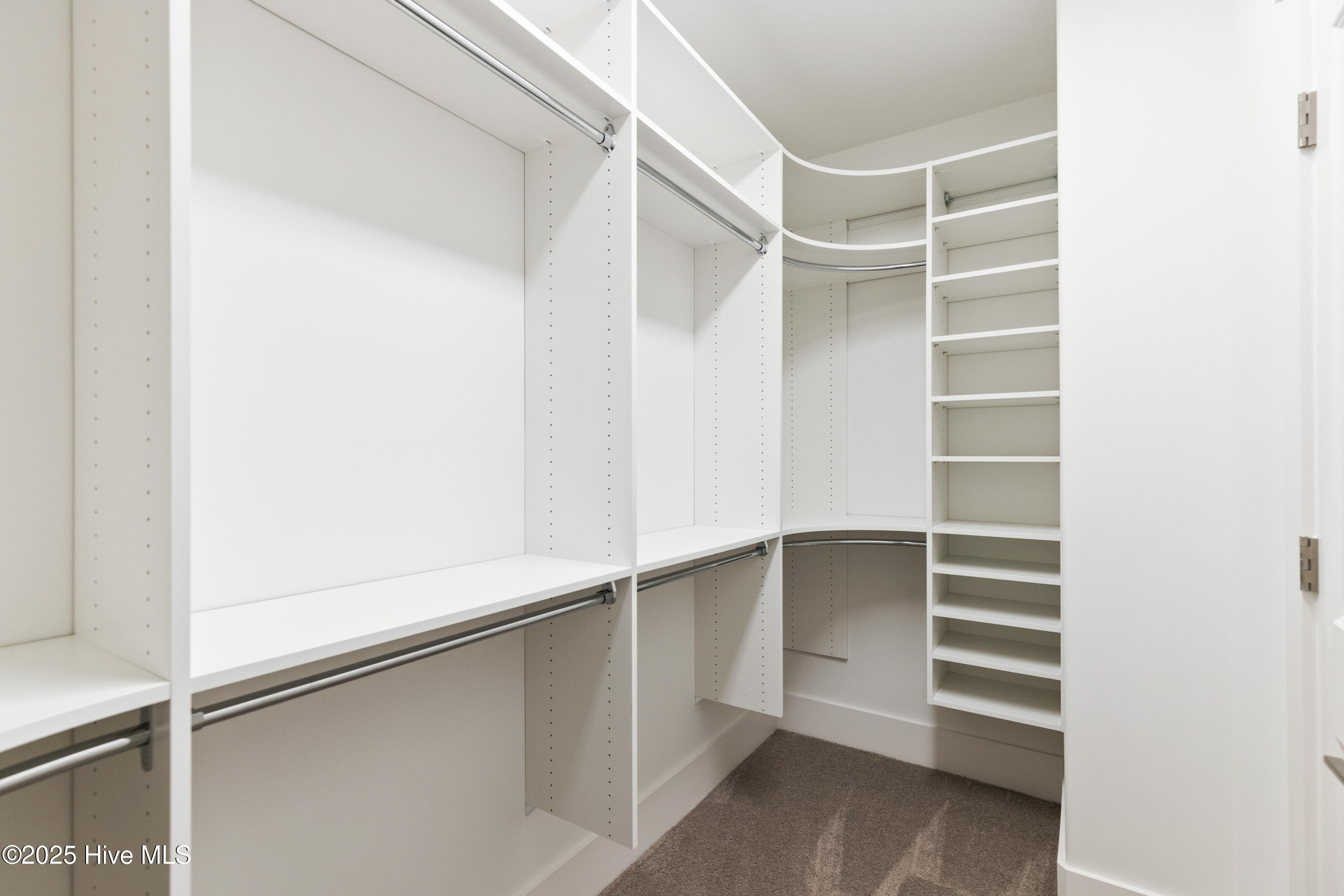 100557936 | Photo 25