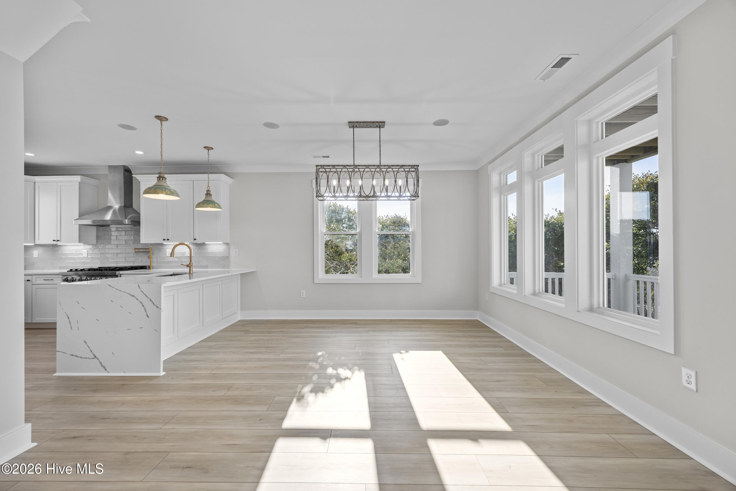 100543064 | Photo 40