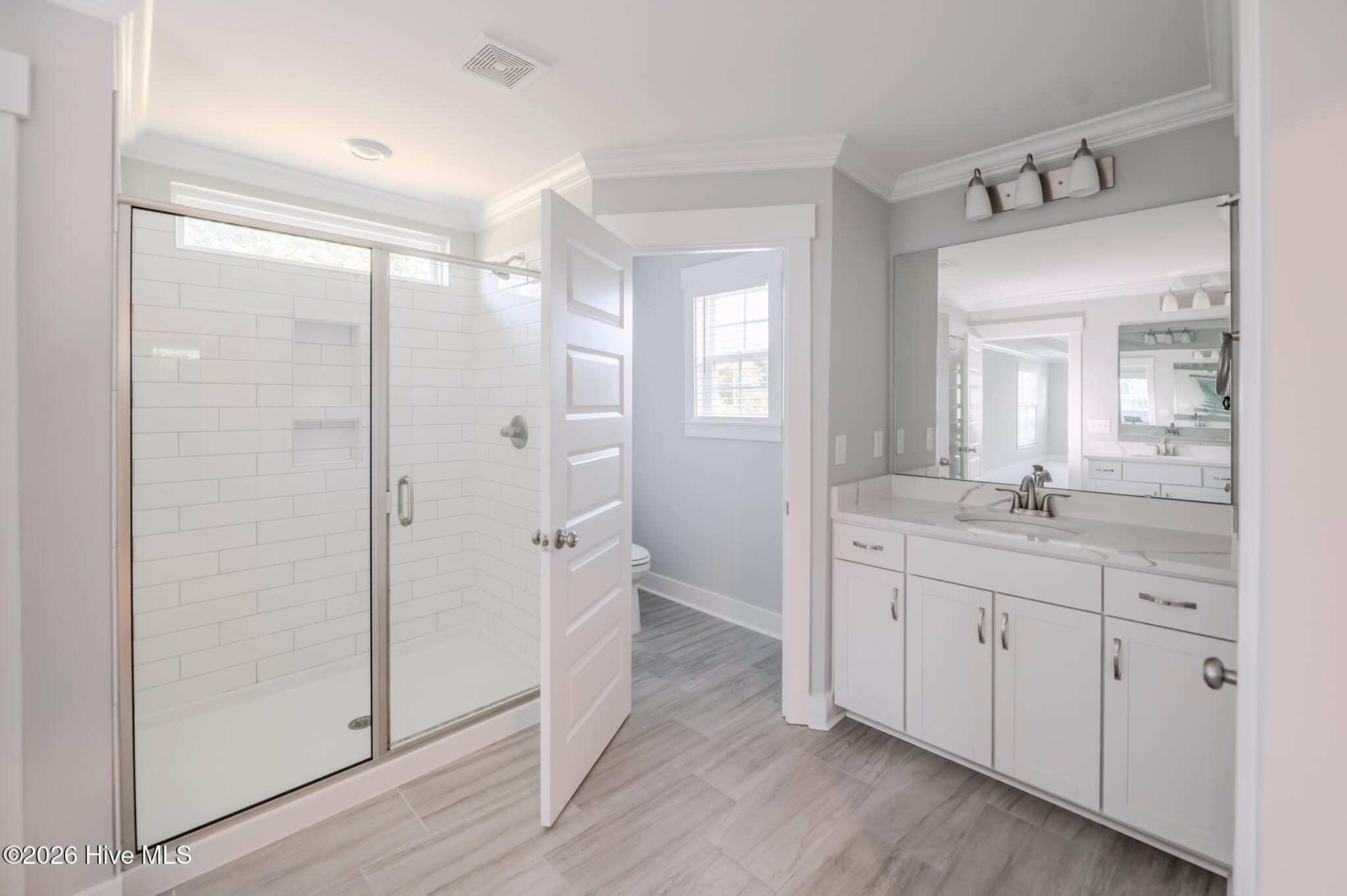 100567790 | Photo 71