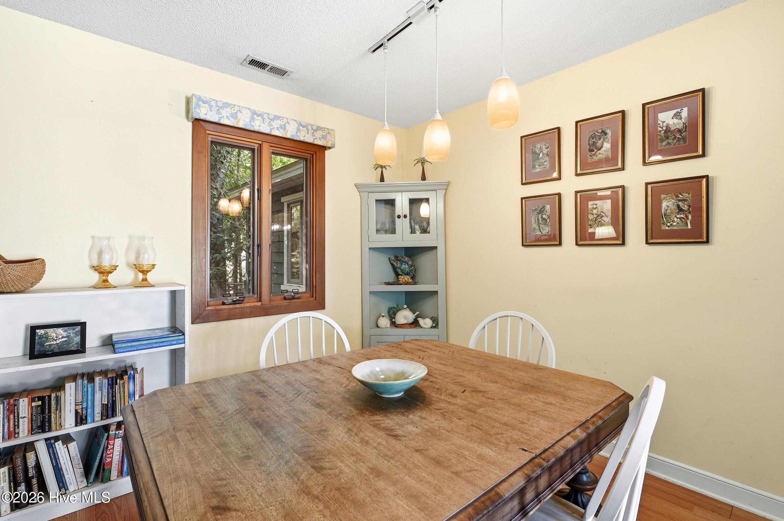 16_227_e_11th_st_016