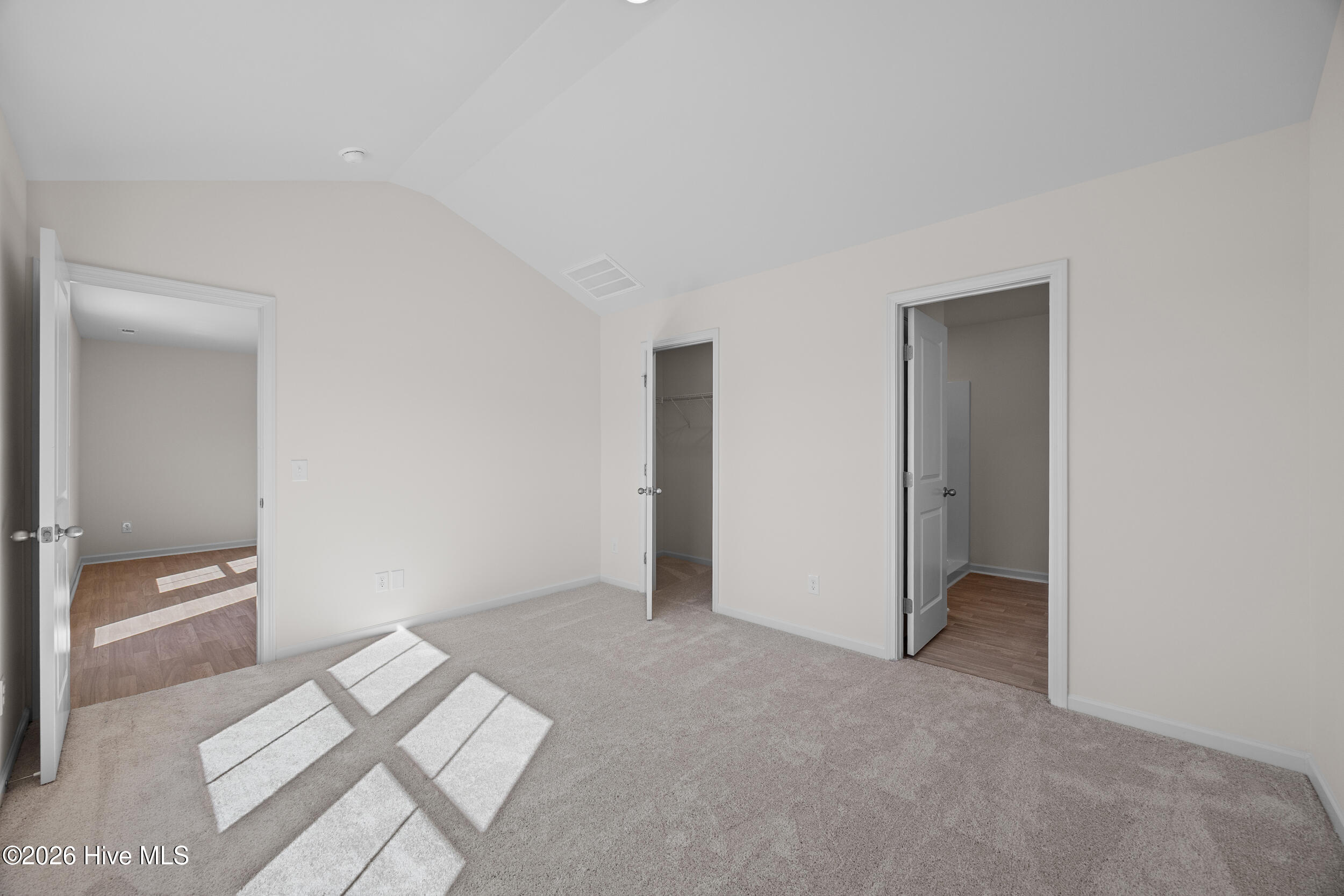 100569640 | Photo 11