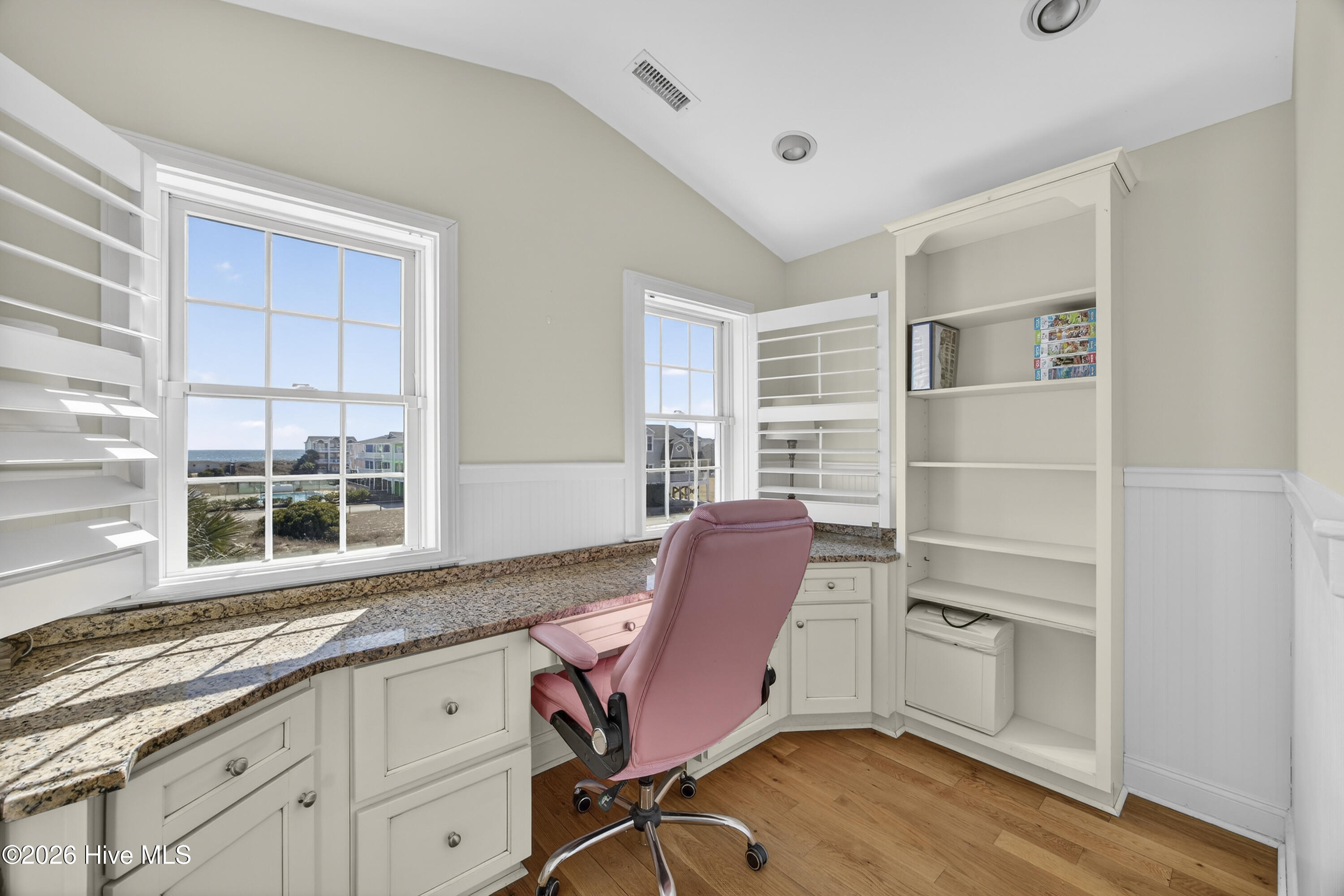 100554981 | Photo 98