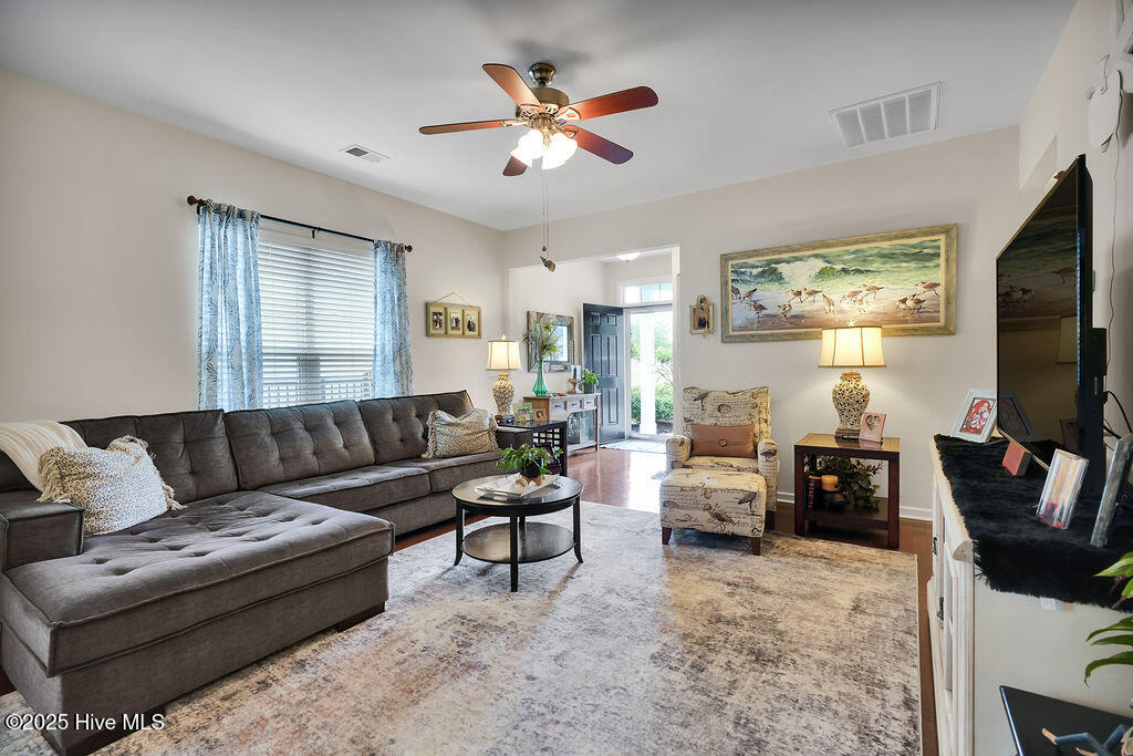 100532271 | Photo 12