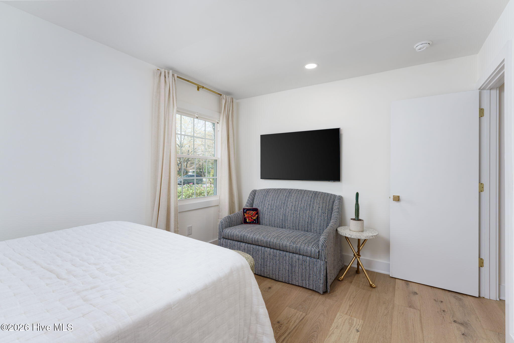 100561167 | Photo 30