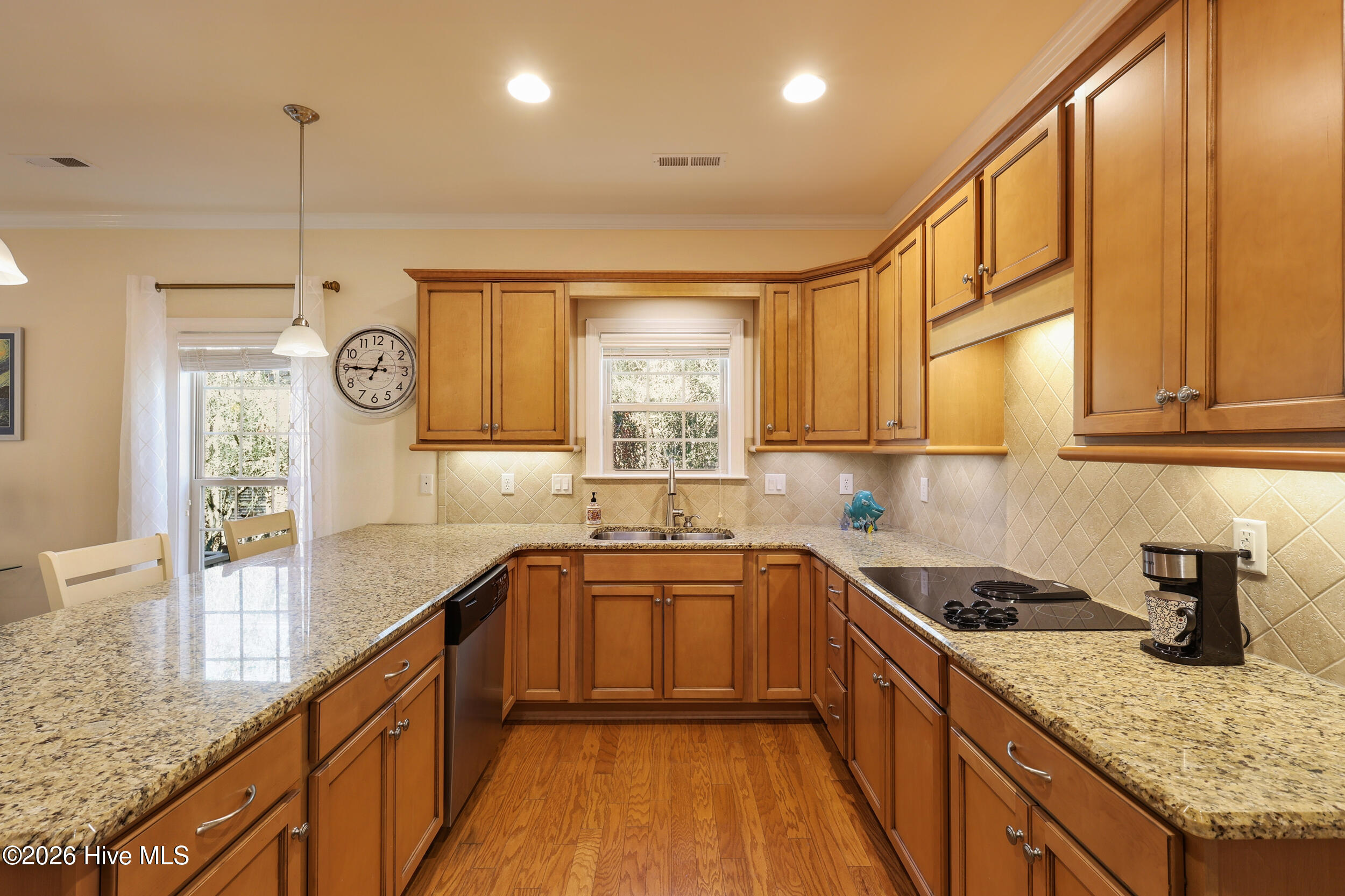 100561183 | Photo 17