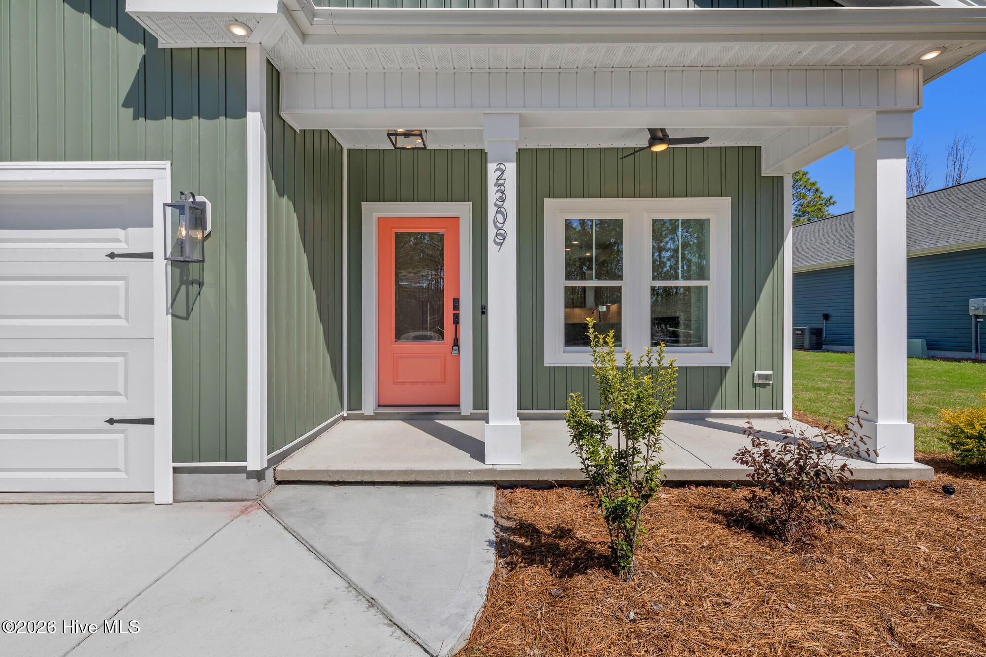 100561185 | Photo 51