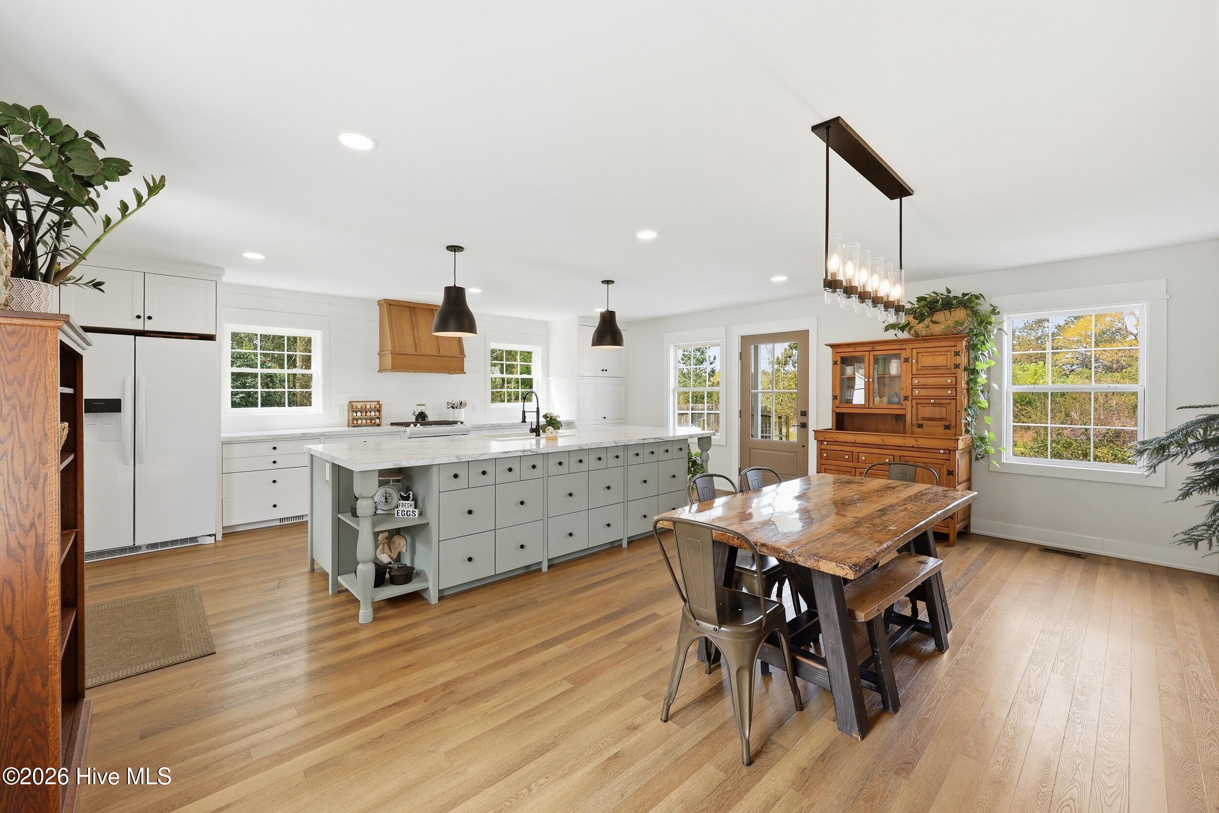 100562935 | Photo 15