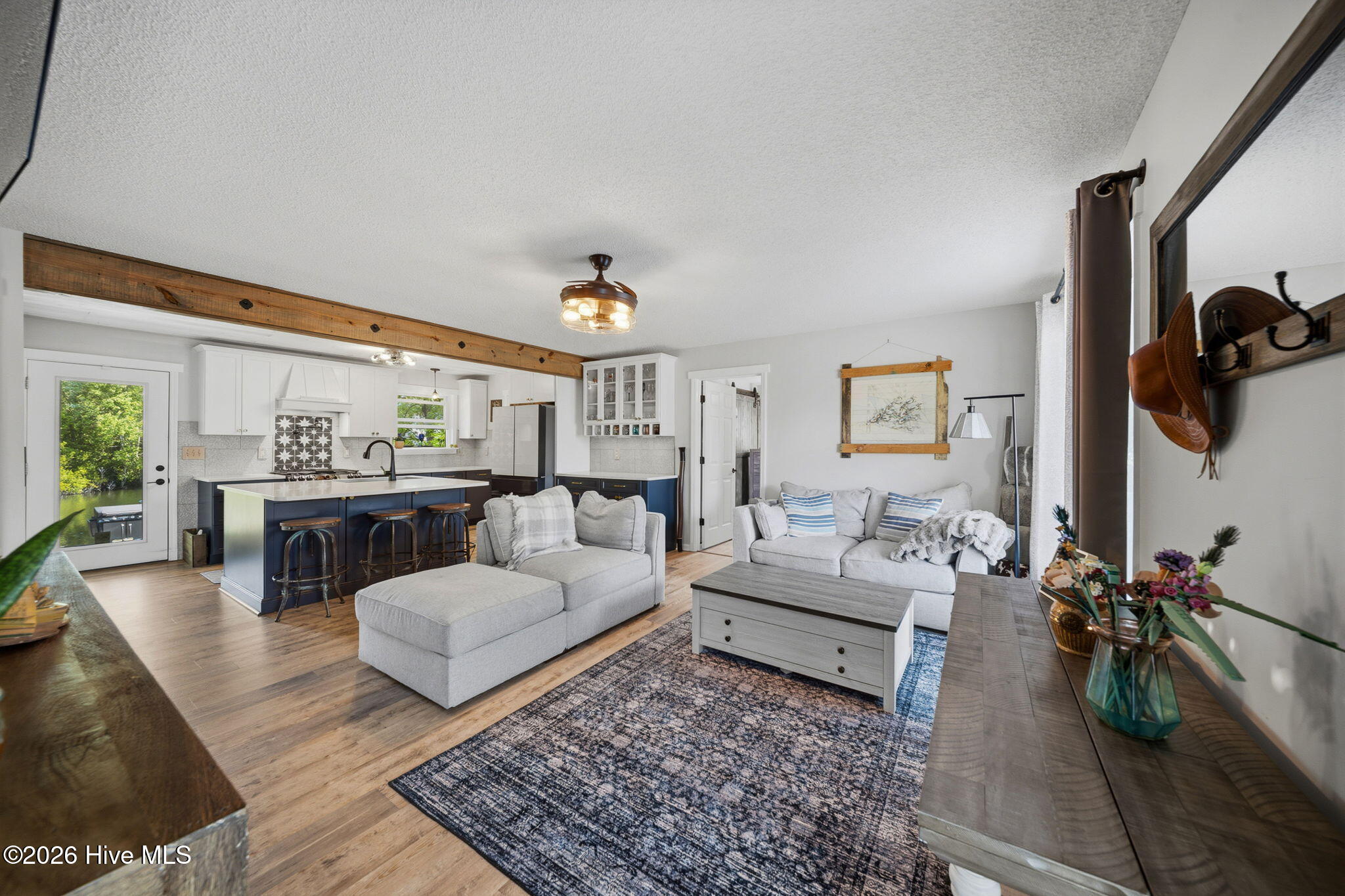 100569227 | Photo 13