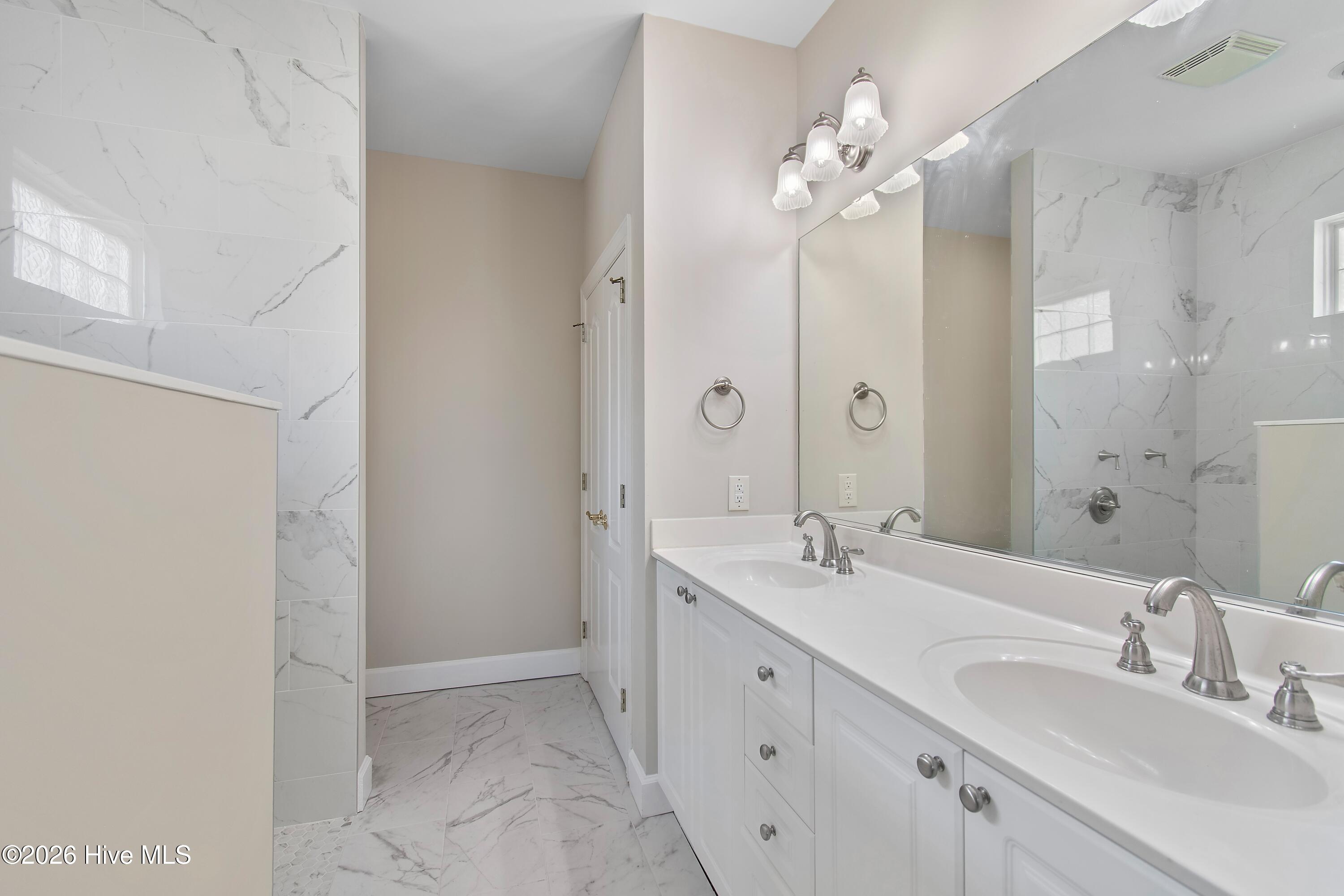 100561383 | Photo 23