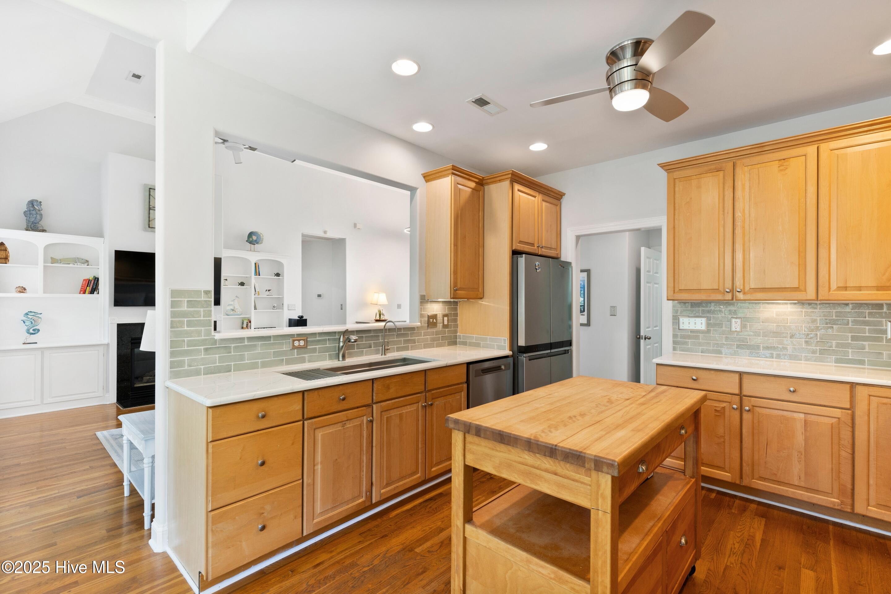 100536475 | Photo 22