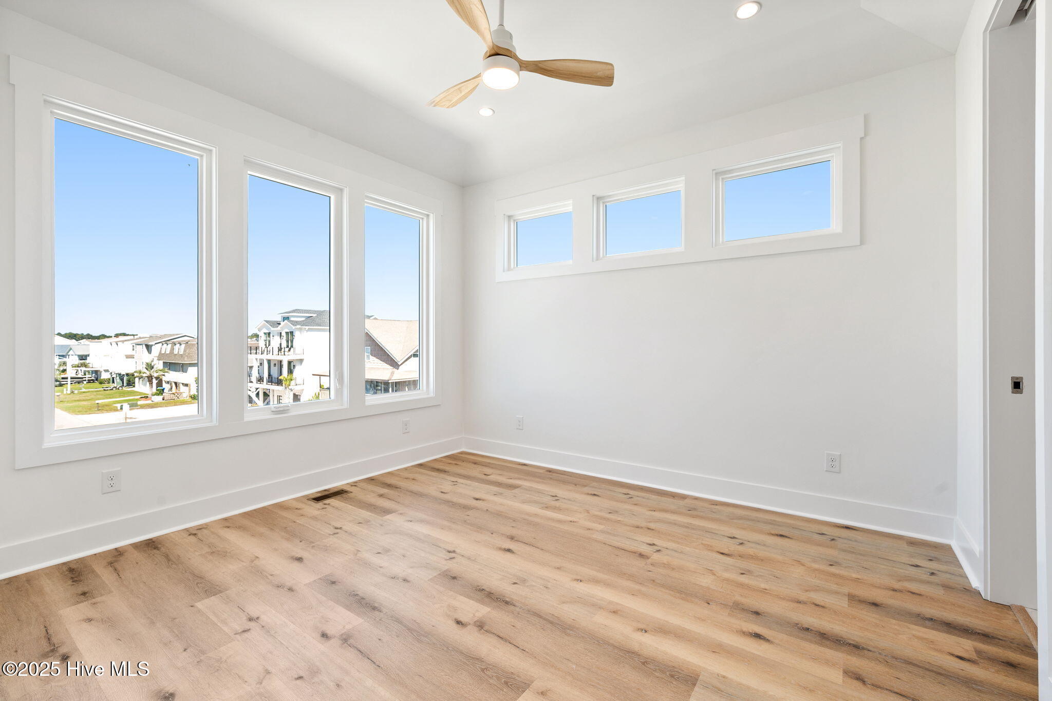 100525403 | Photo 19