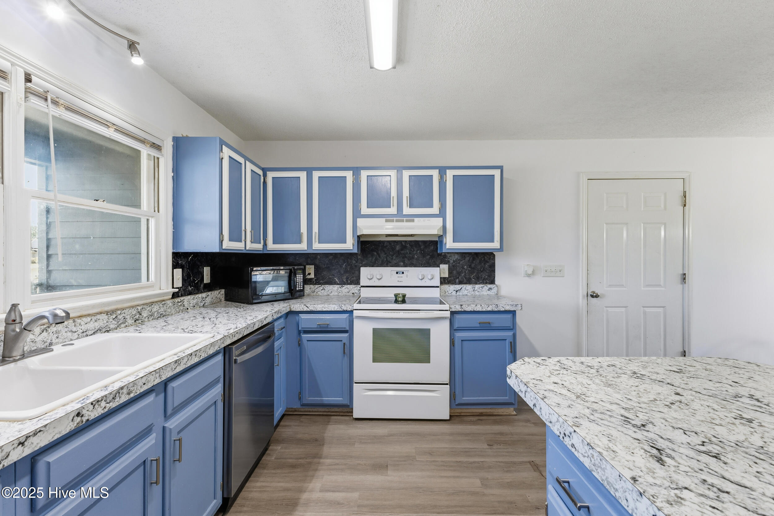 100537694 | Photo 12