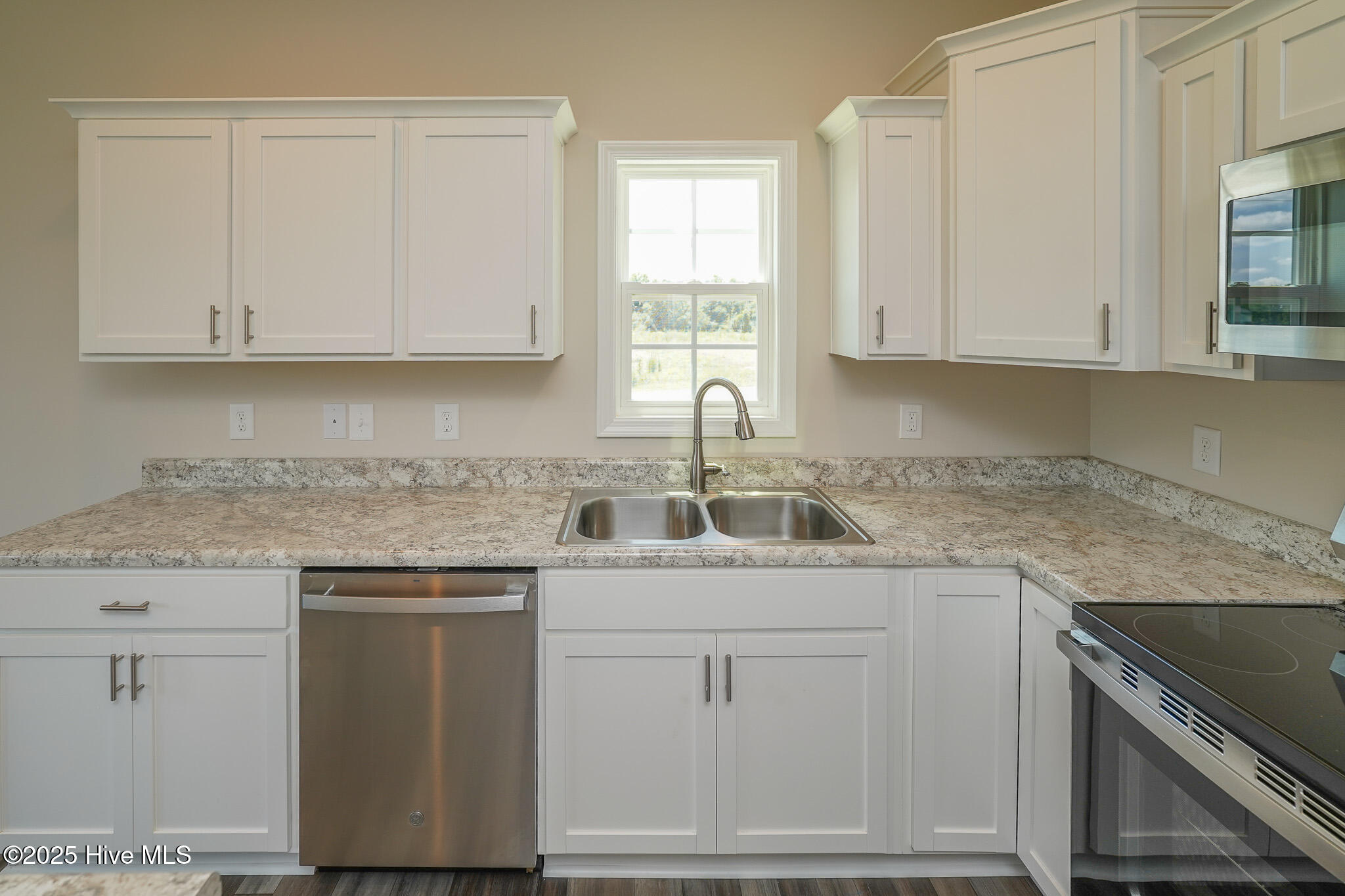 100488193 | Photo 31