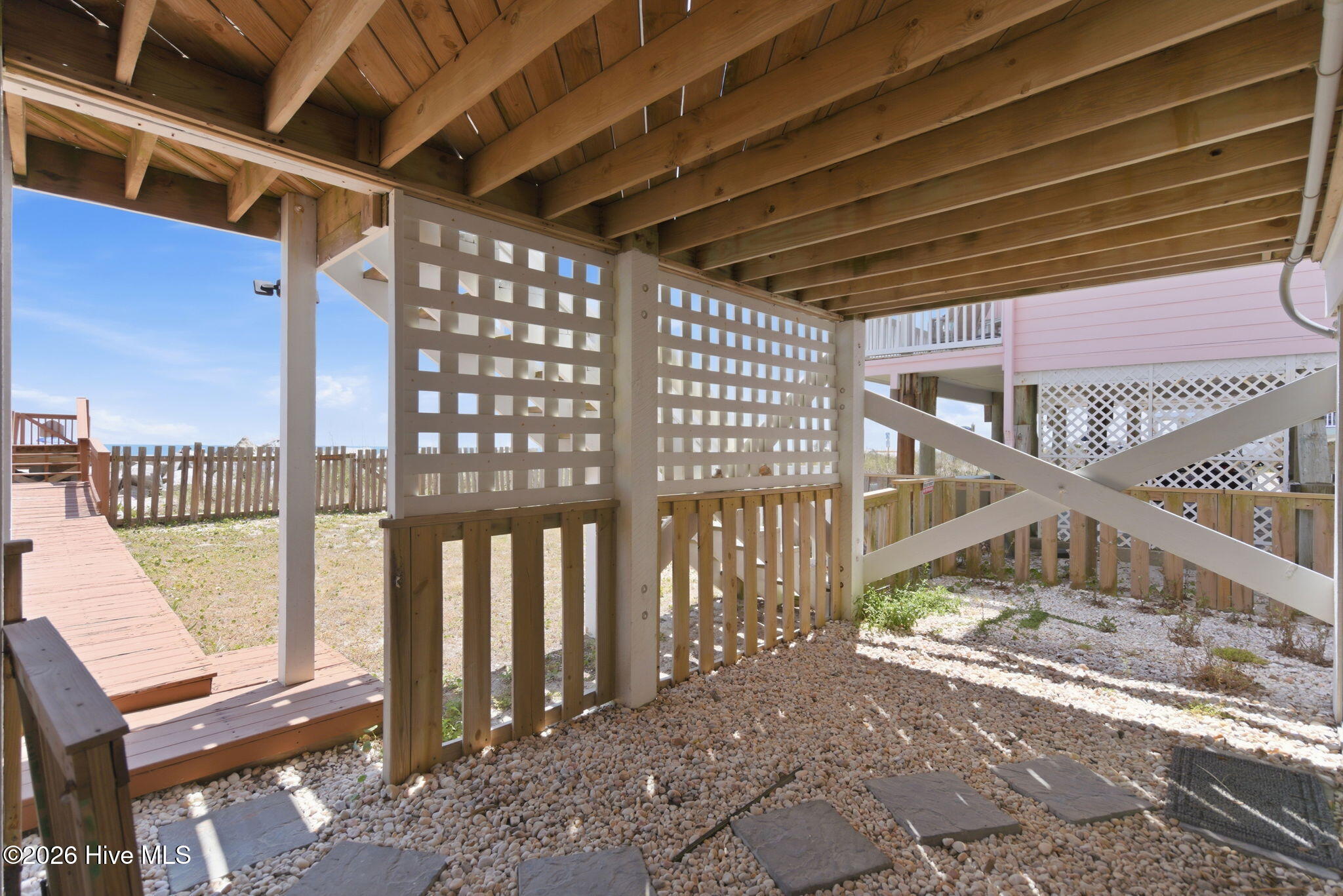 100570337 | Photo 28