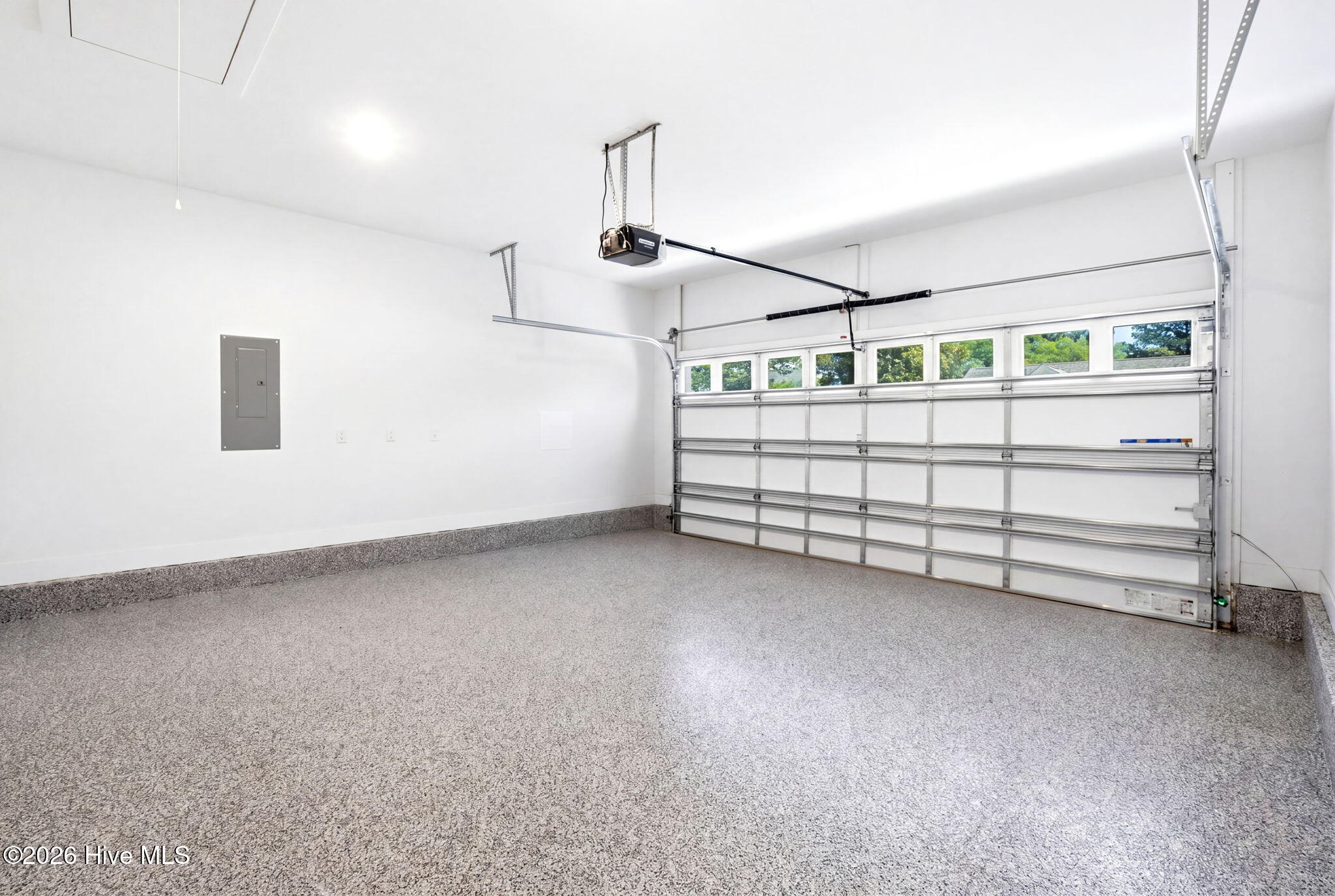 100569272 | Photo 36