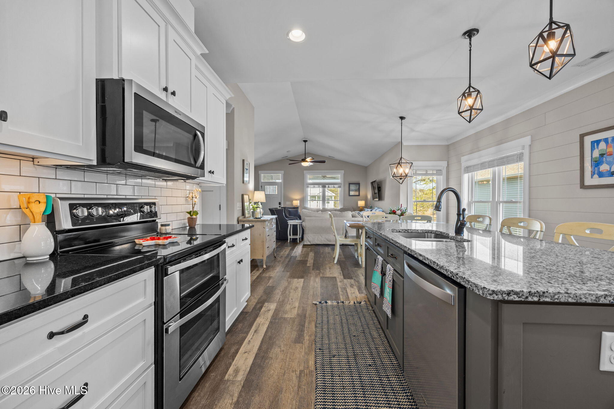 100548443 | Photo 19