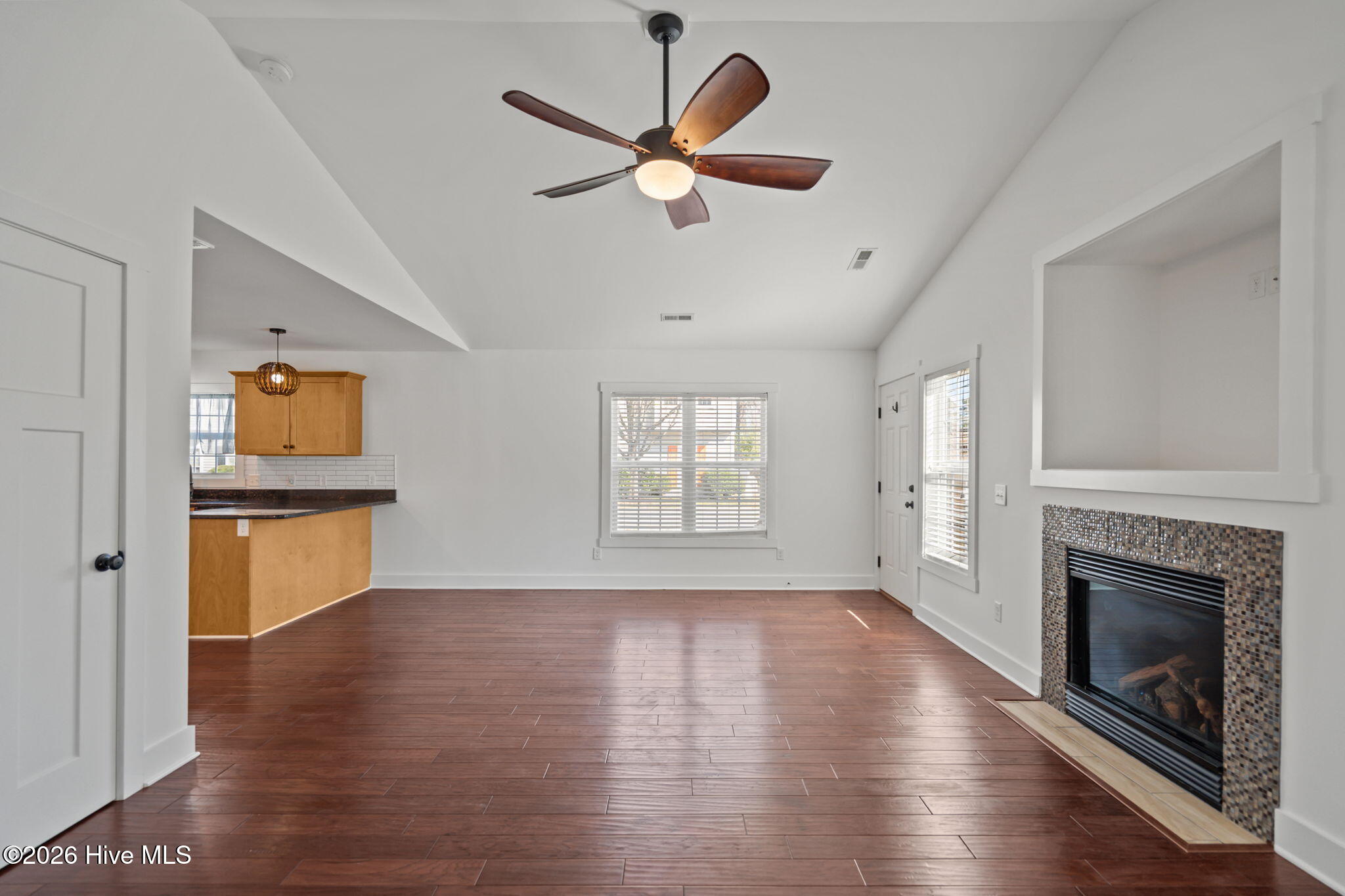 100559197 | Photo 48