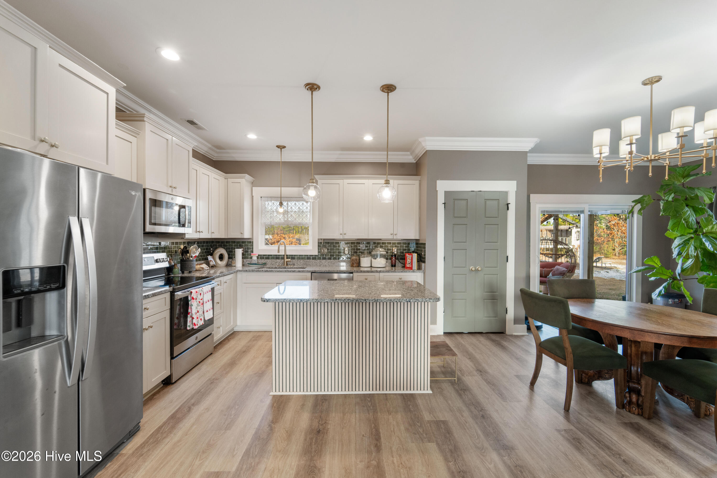 100549687 | Photo 15