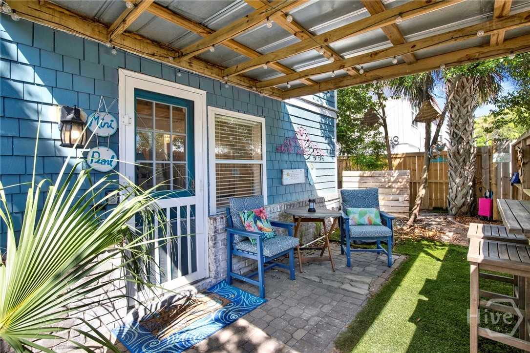 Private outdoor space and entrance to 2 BR apt (Mi