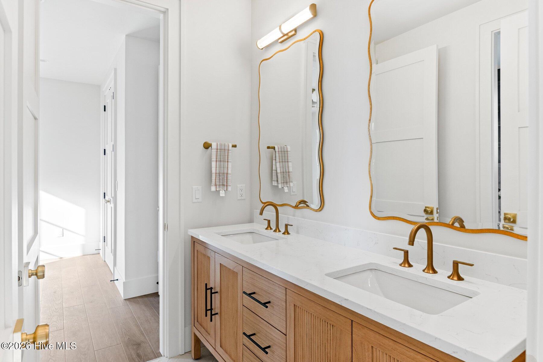 100529848 | Photo 45