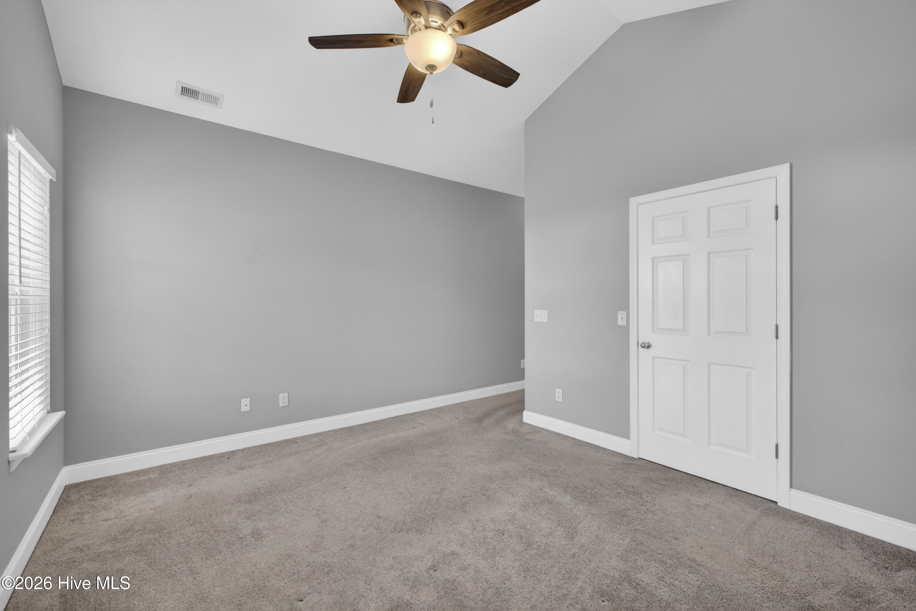 100562348 | Photo 22