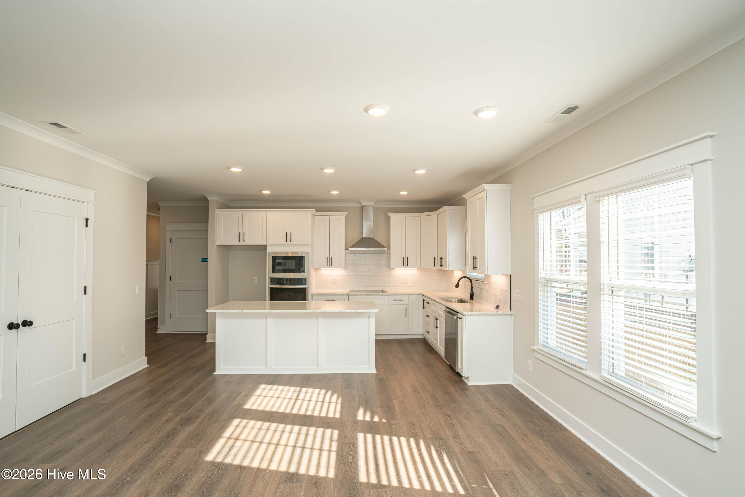 100548241 | Photo 23