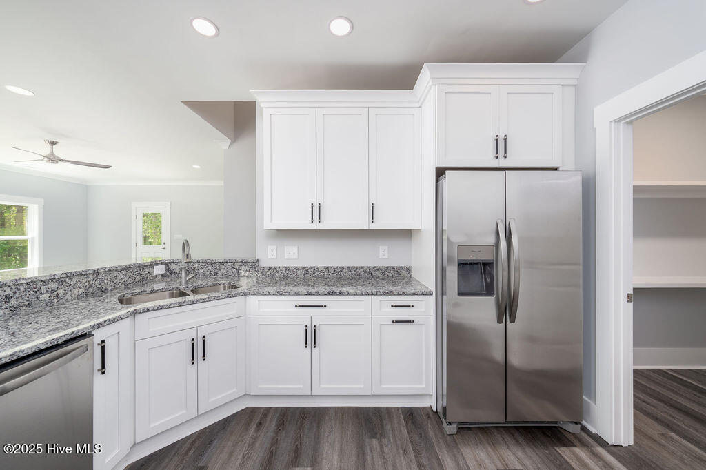 100560439 | Photo 12