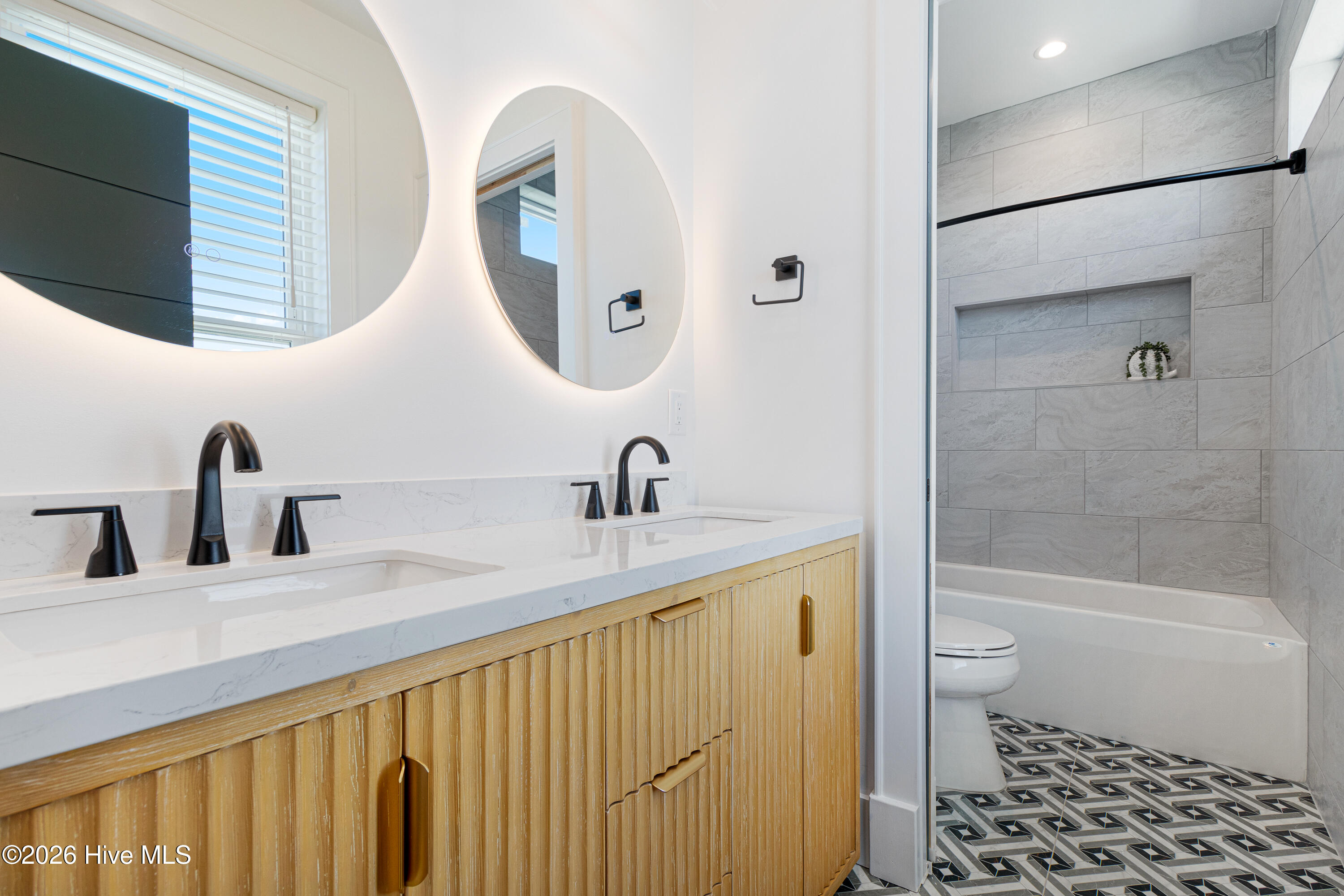 100567195 | Photo 39