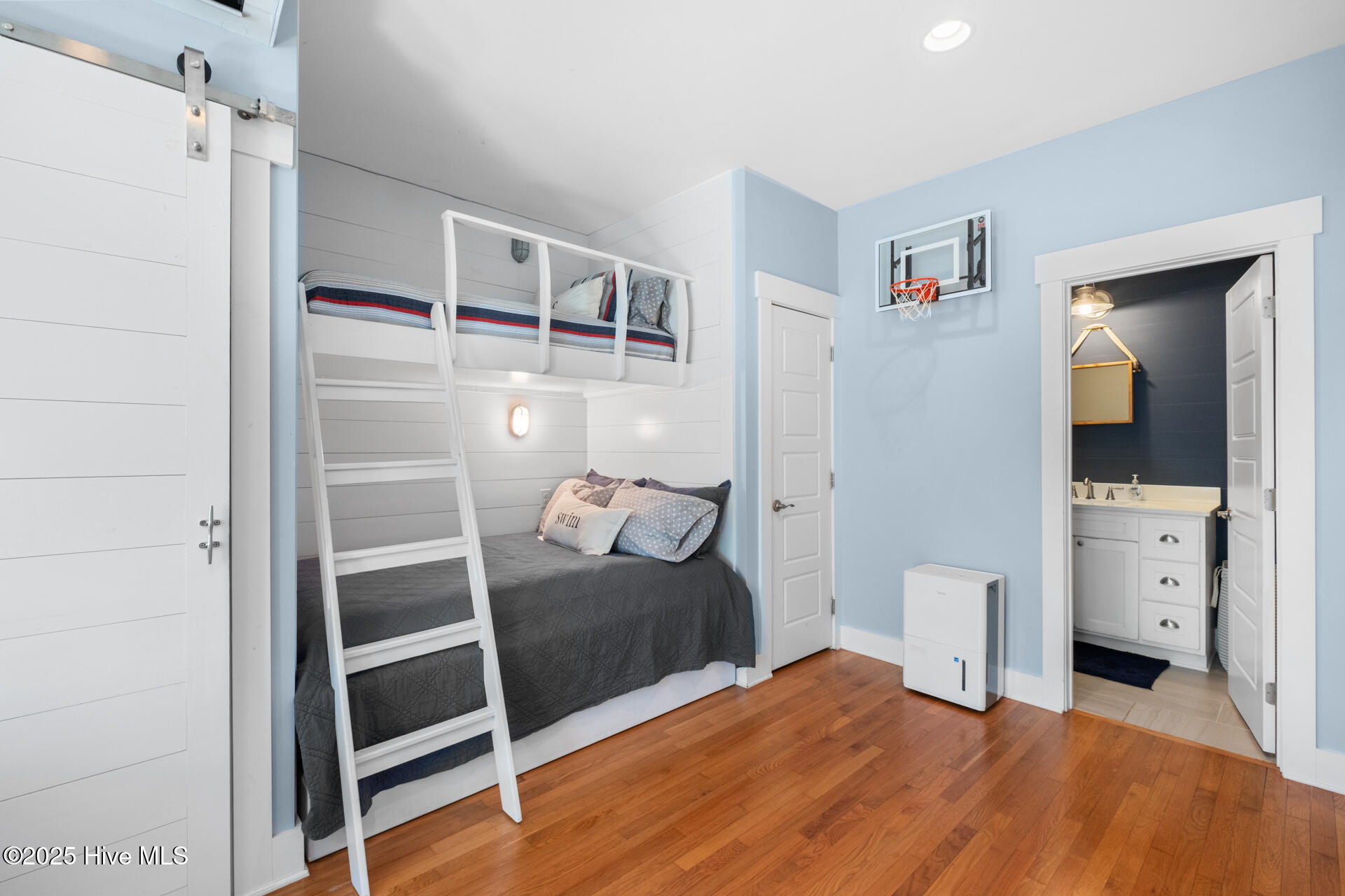 100540295 | Photo 43