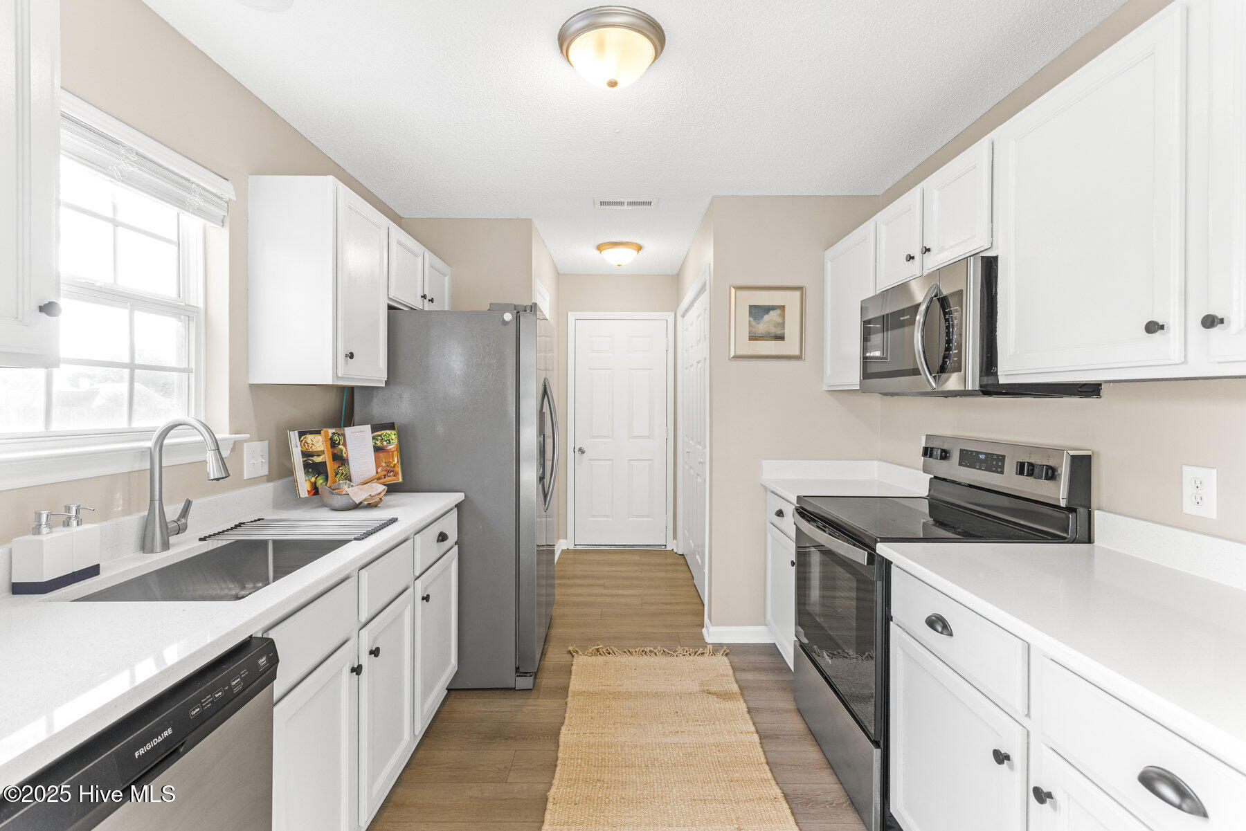 100542104 | Photo 10