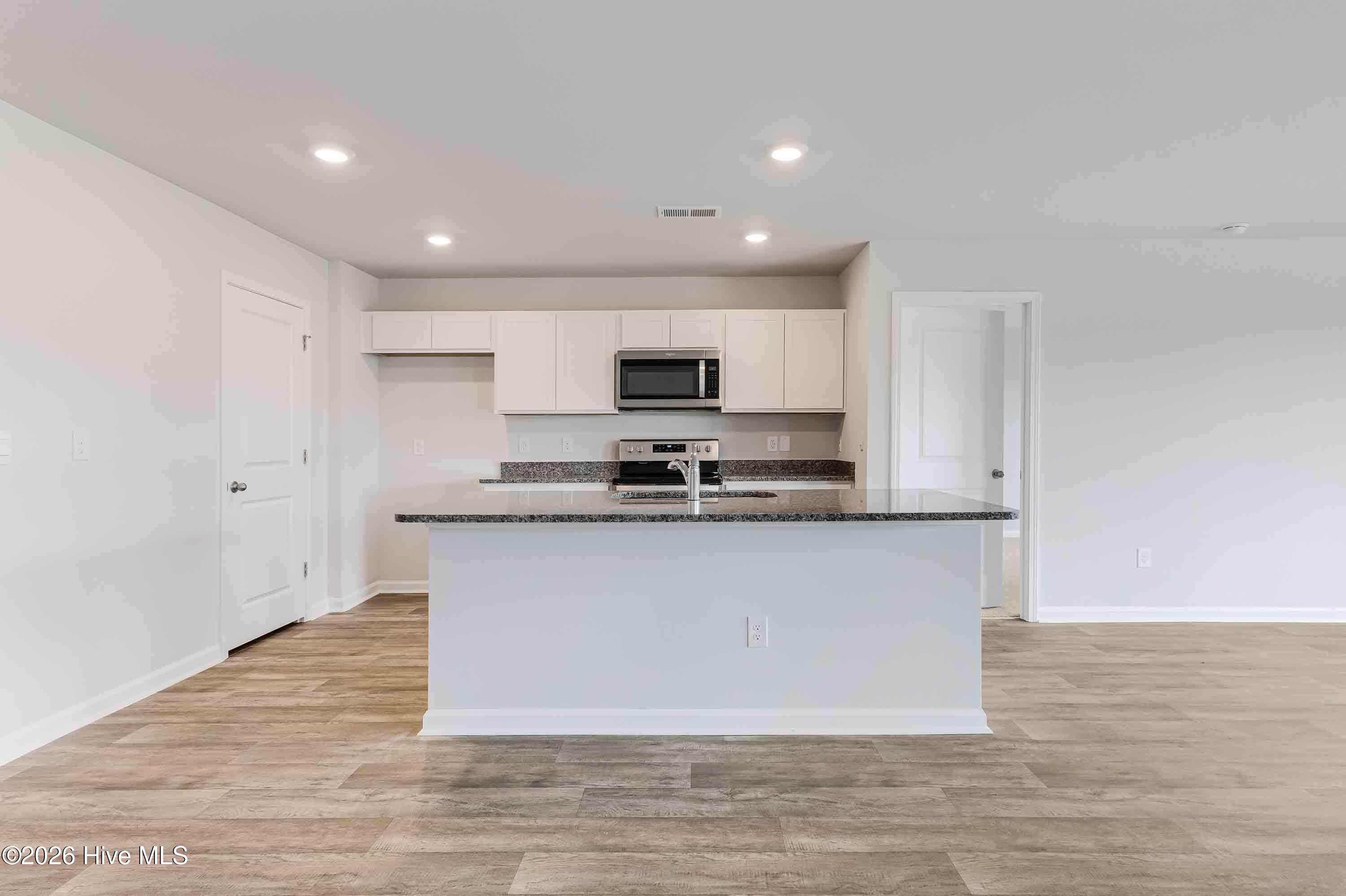 100569617 | Photo 12