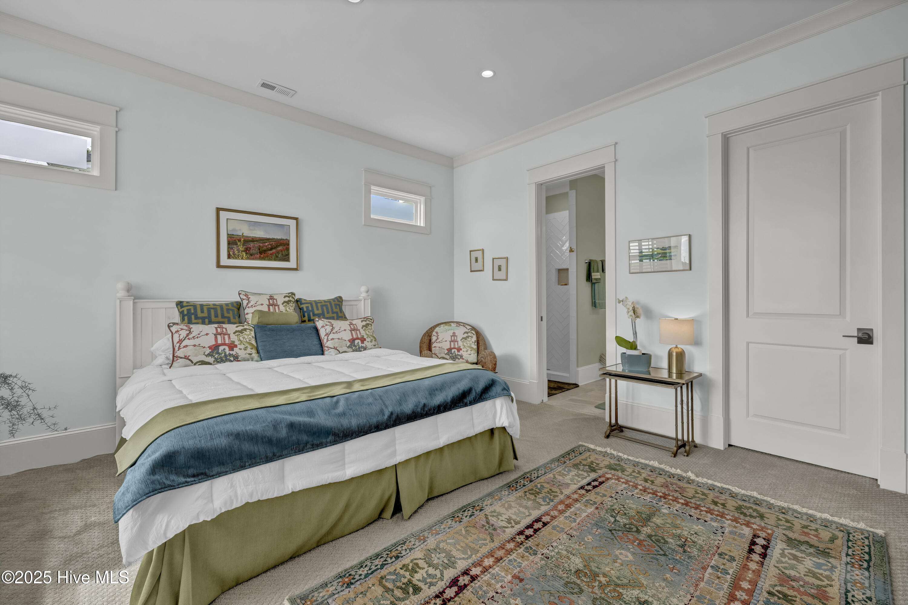 100537011 | Photo 43