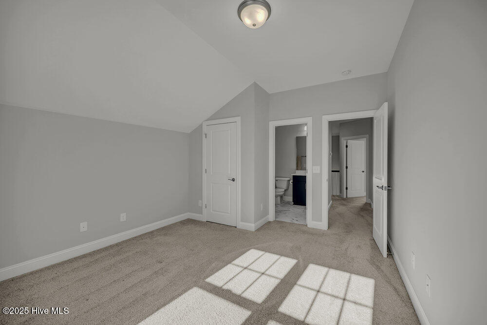 100542116 | Photo 26