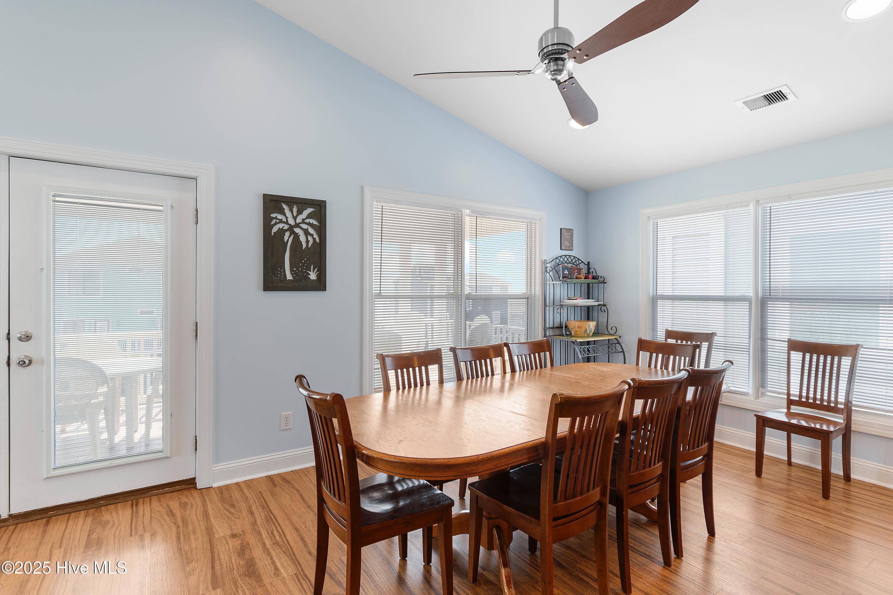 100528298 | Photo 40