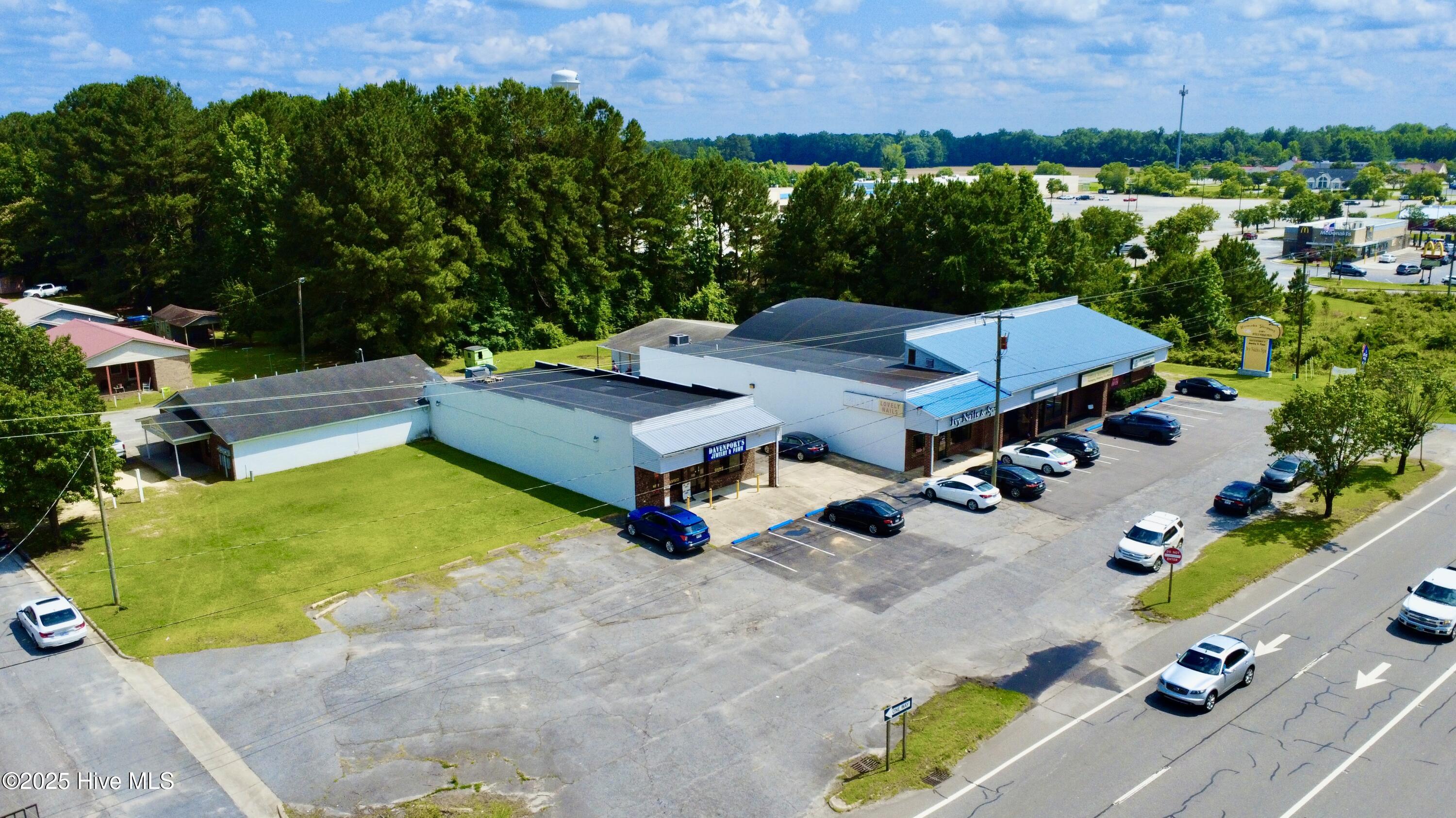 825 East Boulevard Williamston, North Carolina Roanoke Shoppes...Commercial Multiplex - 6 Units | Prime Investment Opportunity
This high-visibility commercial property features two buildings with a total of 6 rental units and strong rental income history.
Building #1
Approx. 9,700 sq ft, currently houses 4 leased commercial units, plus a rear office and small warehouse space offering additional rental income potential.
Building #2
Approx. 4,000 sq ft, divided into two 2,000 sq ft rental units, both with long-term tenants.
Stable Income: Long-term tenants with a consistent rental history.
High Traffic Exposure: Nearby average daily traffic count of 20,500 CPD.
Whether you're an investor seeking cash flow or a business owner looking to occupy and lease, this property offers flexibility and strong returns.