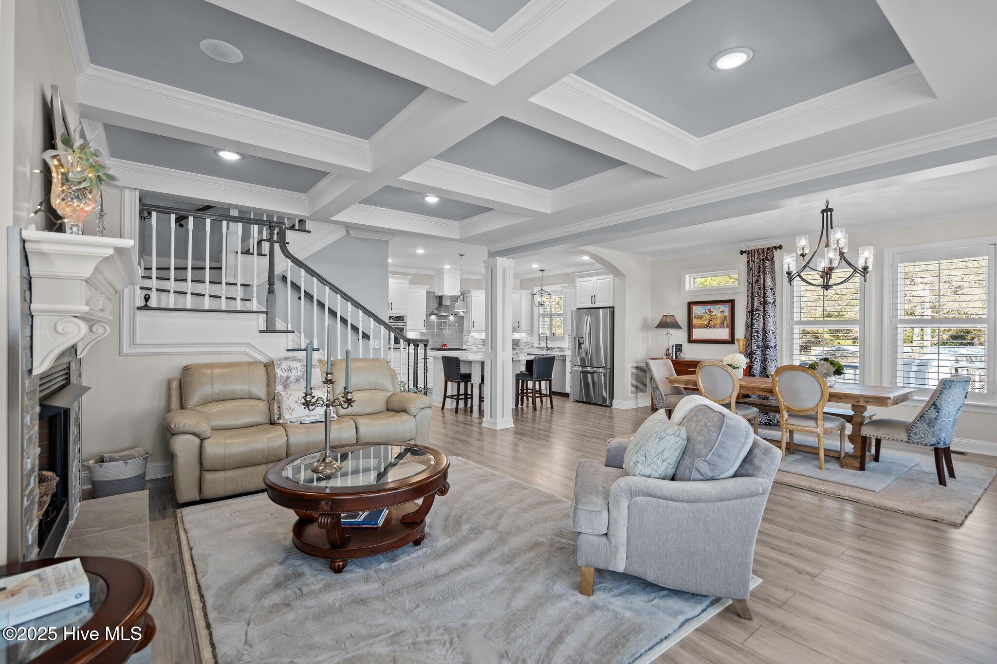 100532890 | Photo 14