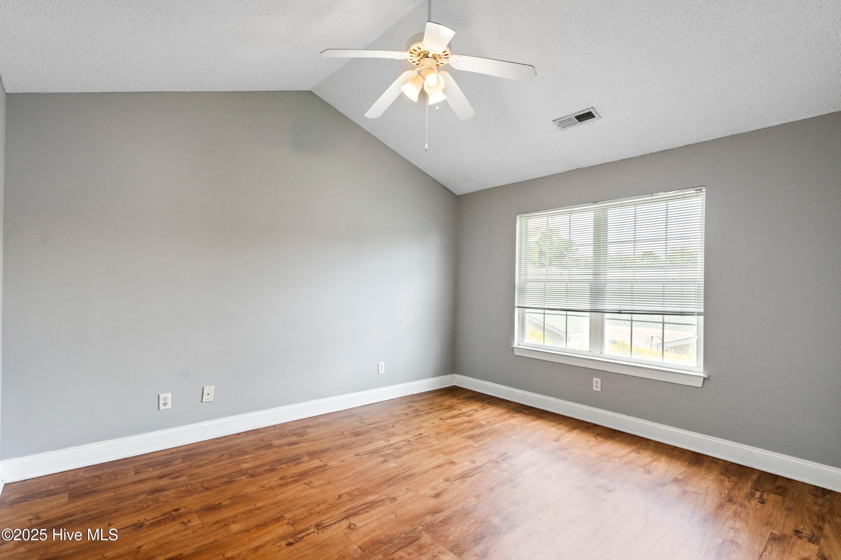 100527871 | Photo 26