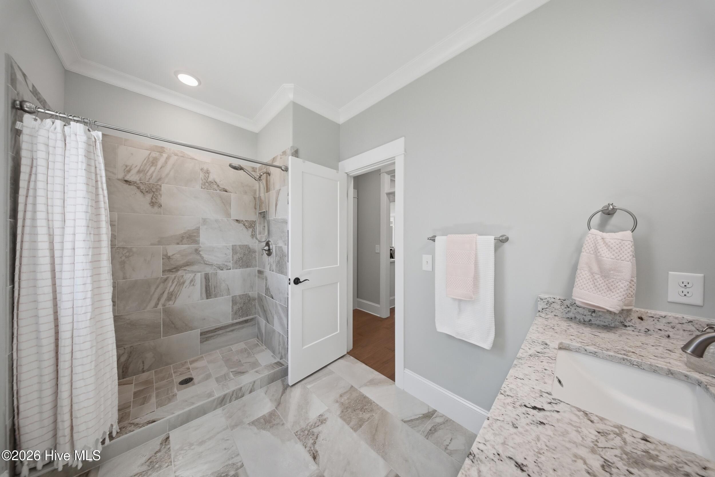 100567823 | Photo 52