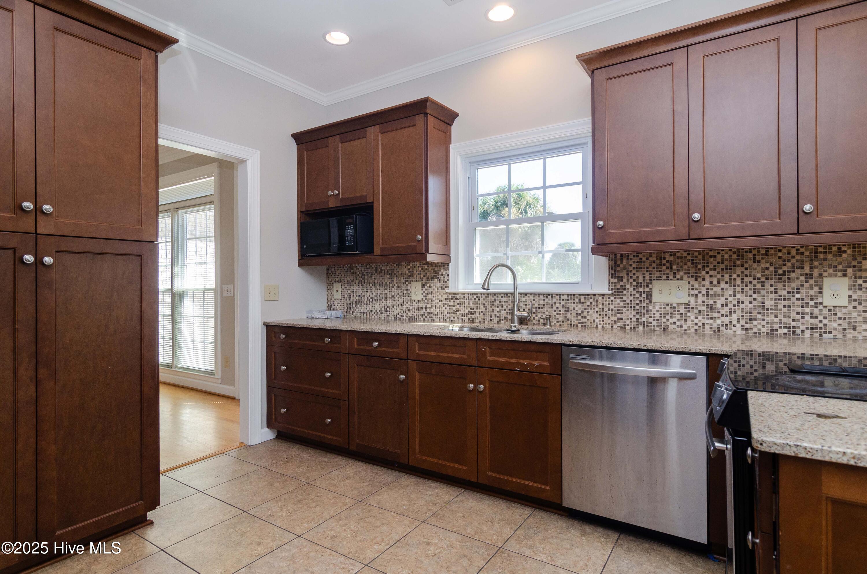 100516965 | Photo 10