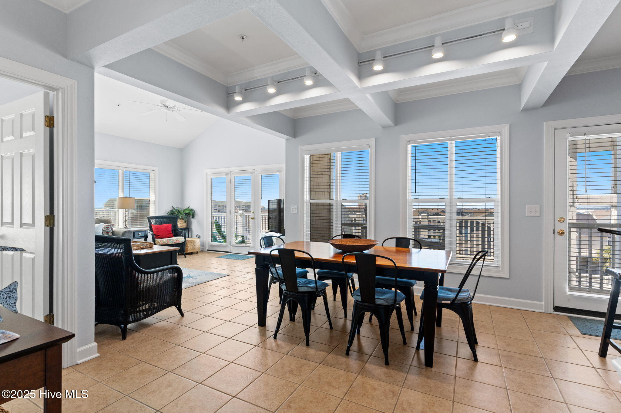 100536833 | Photo 26