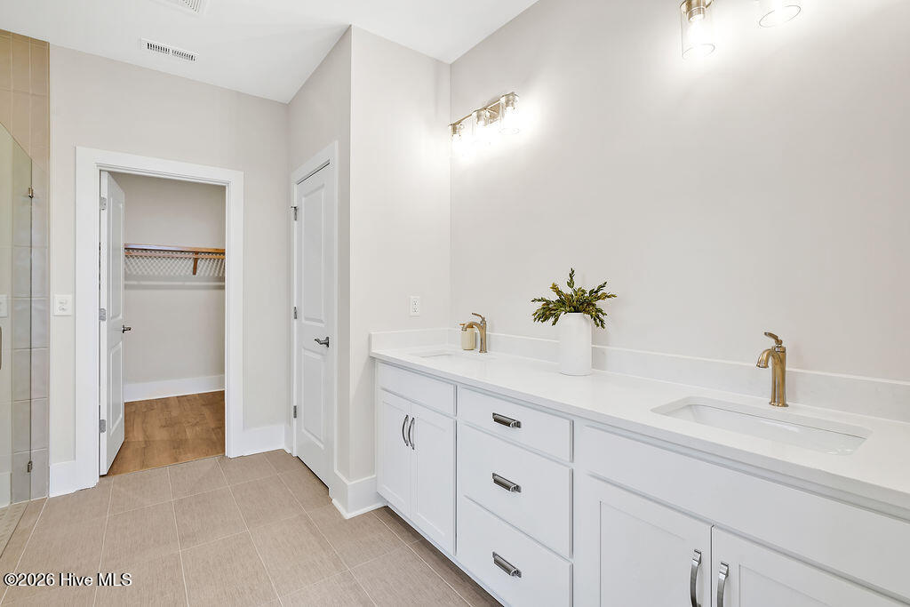 100561795 | Photo 19