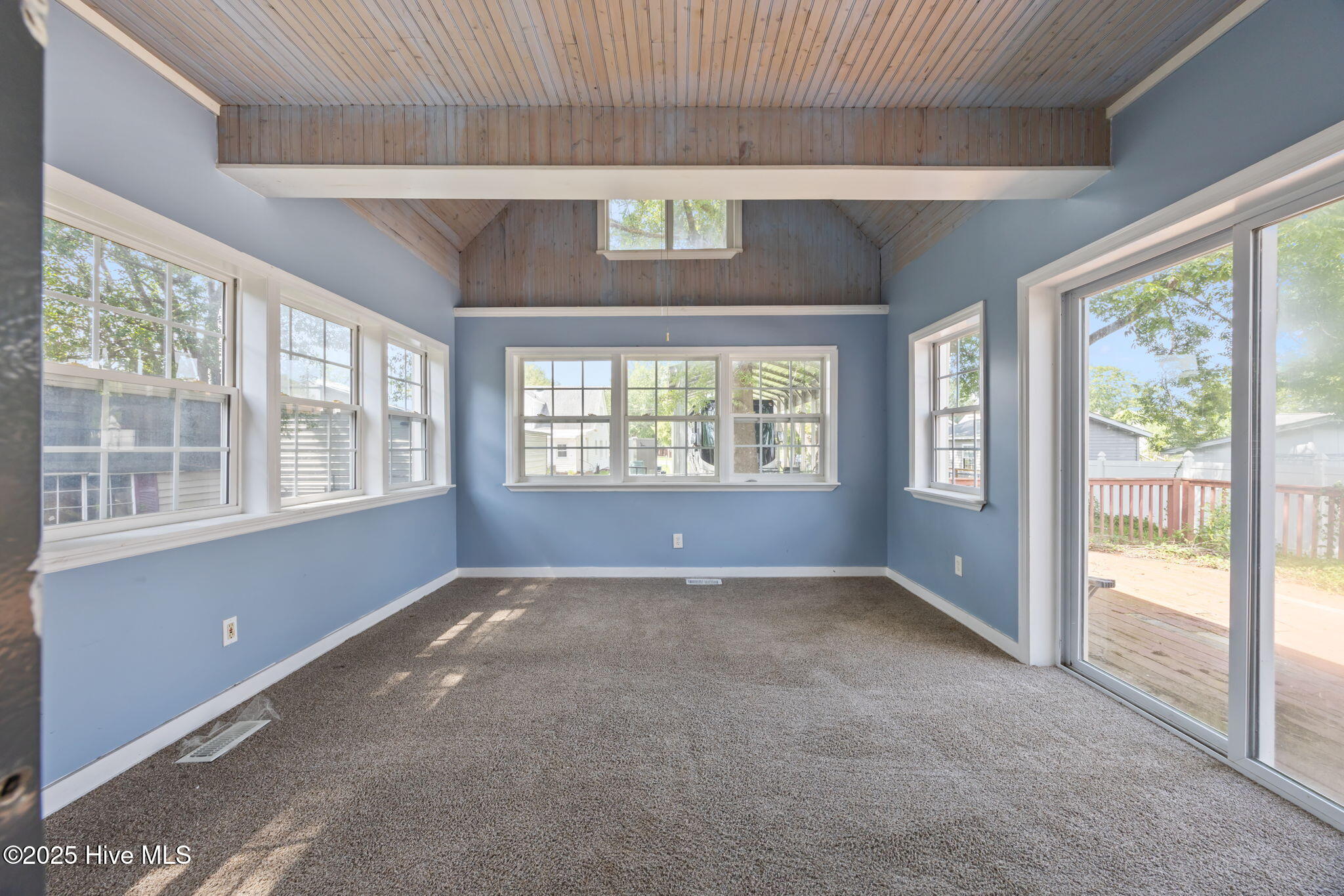 100520043 | Photo 26