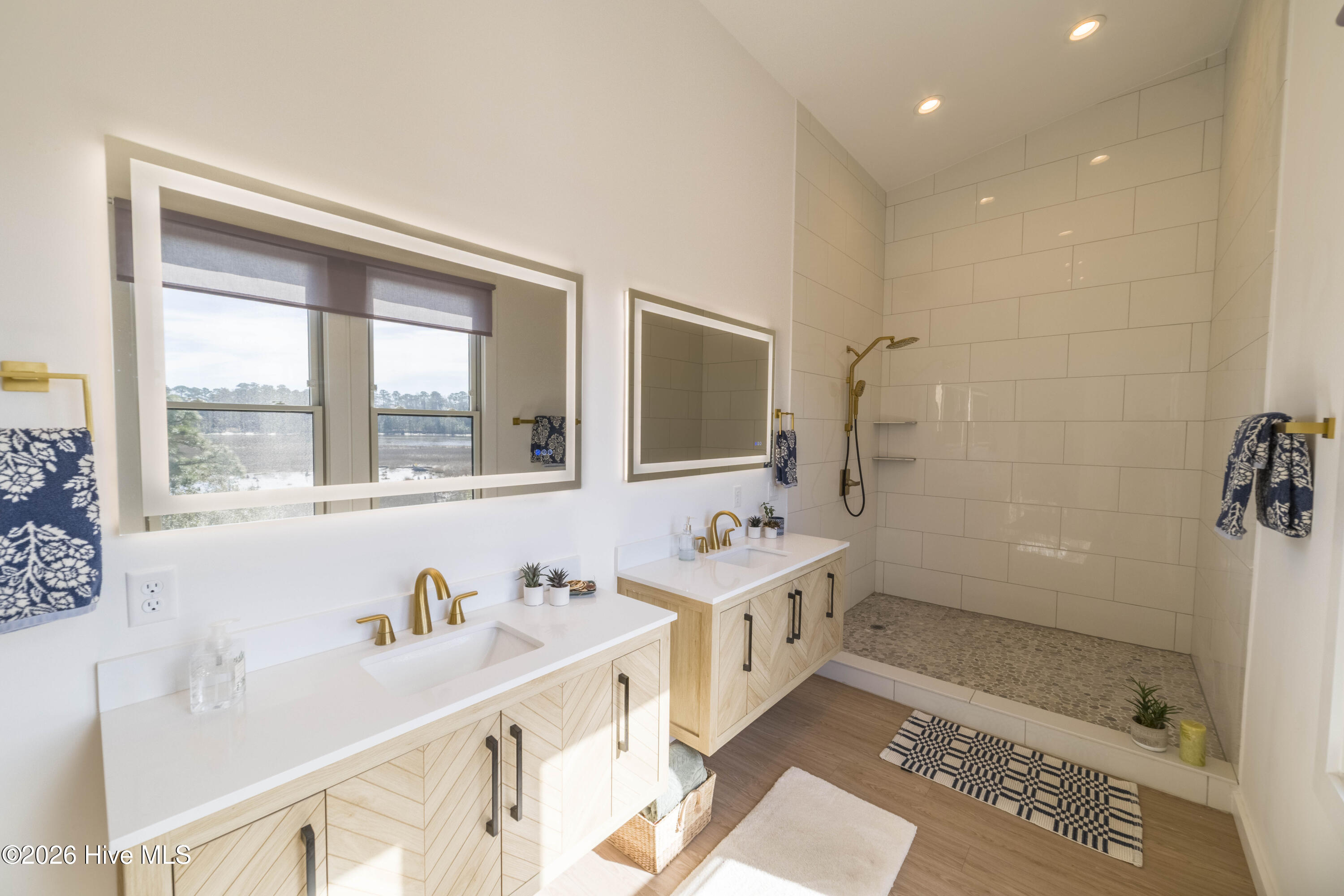 100554850 | Photo 37